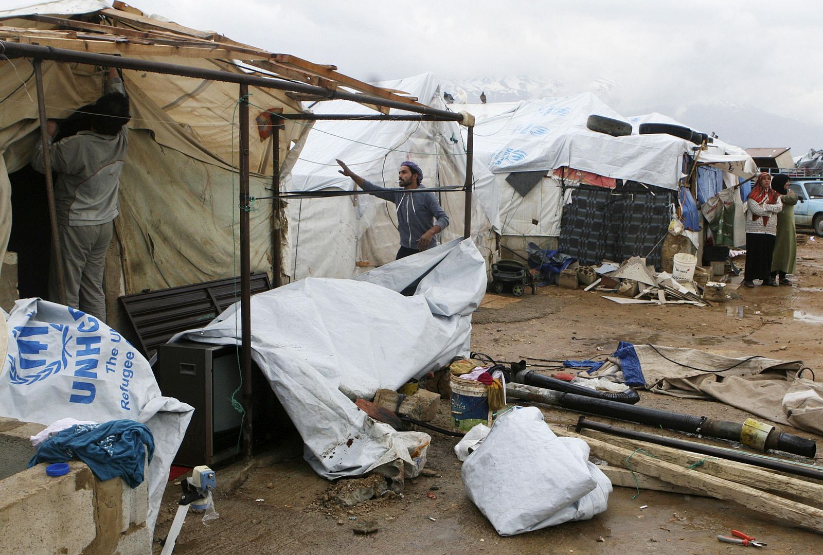Refugiados sirios desmantelan sus tiendas en el campo de Al Rafid, en Líbano