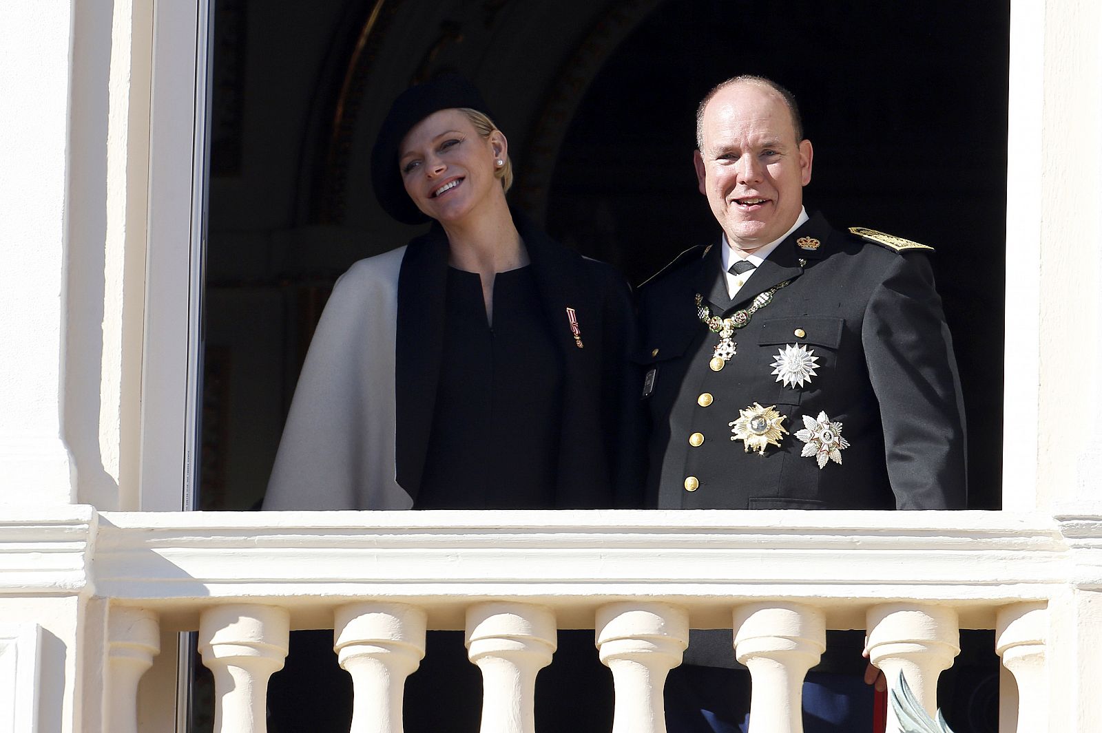 Fotografía de archivo de la princesa Charlene de Mónaco y el príncipe Alberto II en el balcón del Palacio de Mónaco