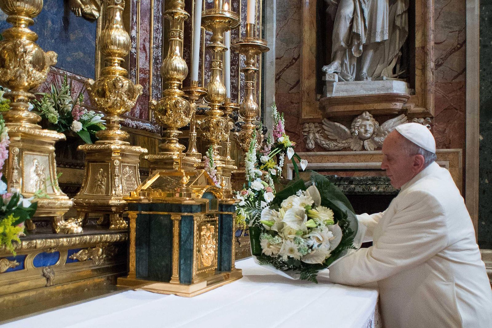 El papa Francisco durante su ofrenda floral en una visita a la Basílica de santa María la Mayor en Roma.