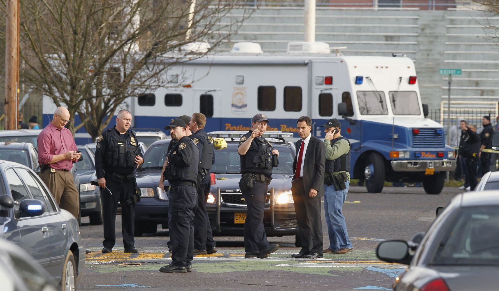 La policía investiga en los alrededores del instituto de Portland.