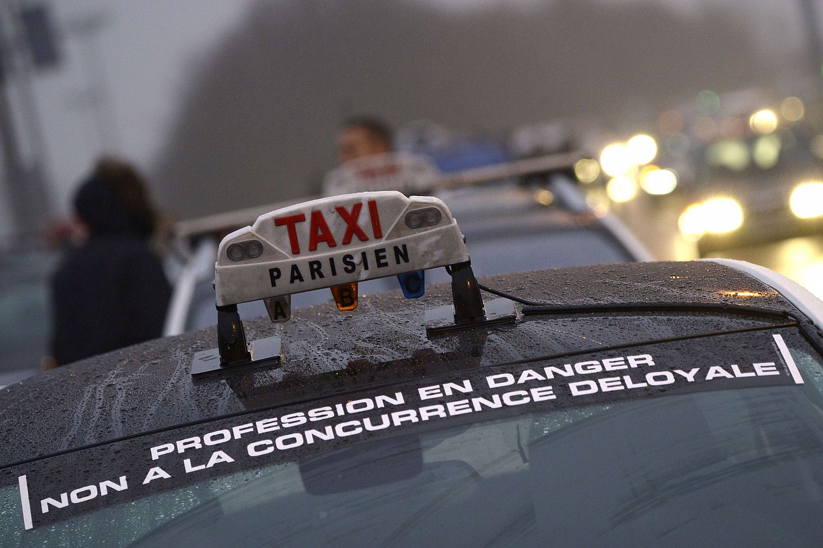 Taxistas de París protestan contra la competencia desleal de Uber