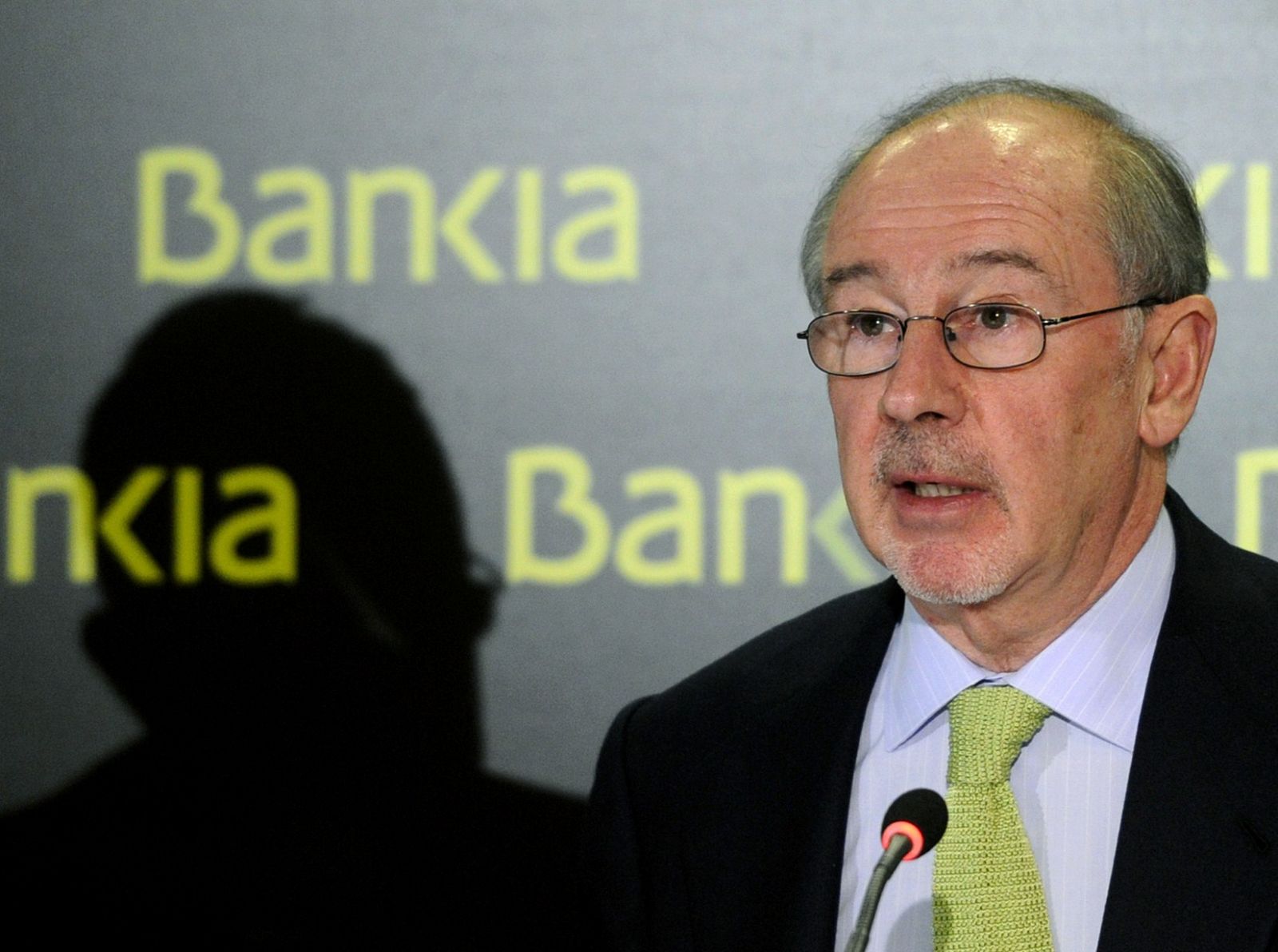 Rodrigo Rato en una rueda de prensa cuando presidía Bankia