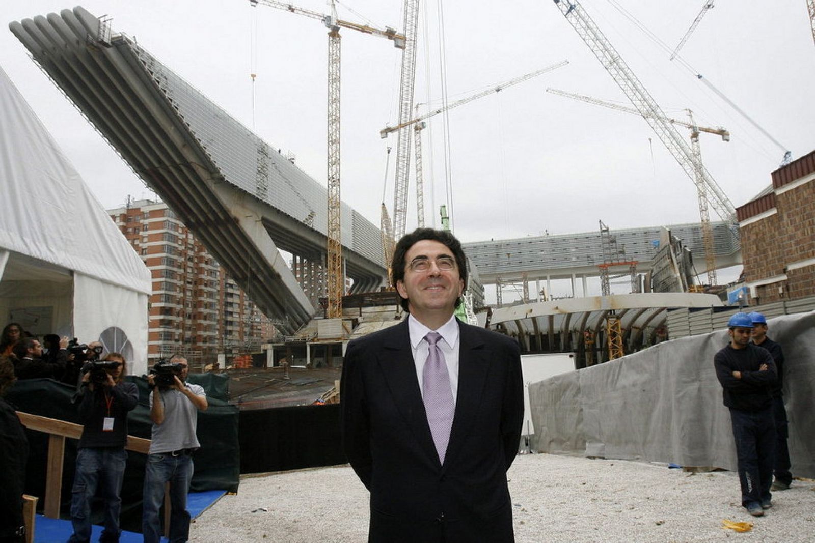 El arquitecto Santiago Calatrava contempla una de sus obras, en una imagen de 2006.