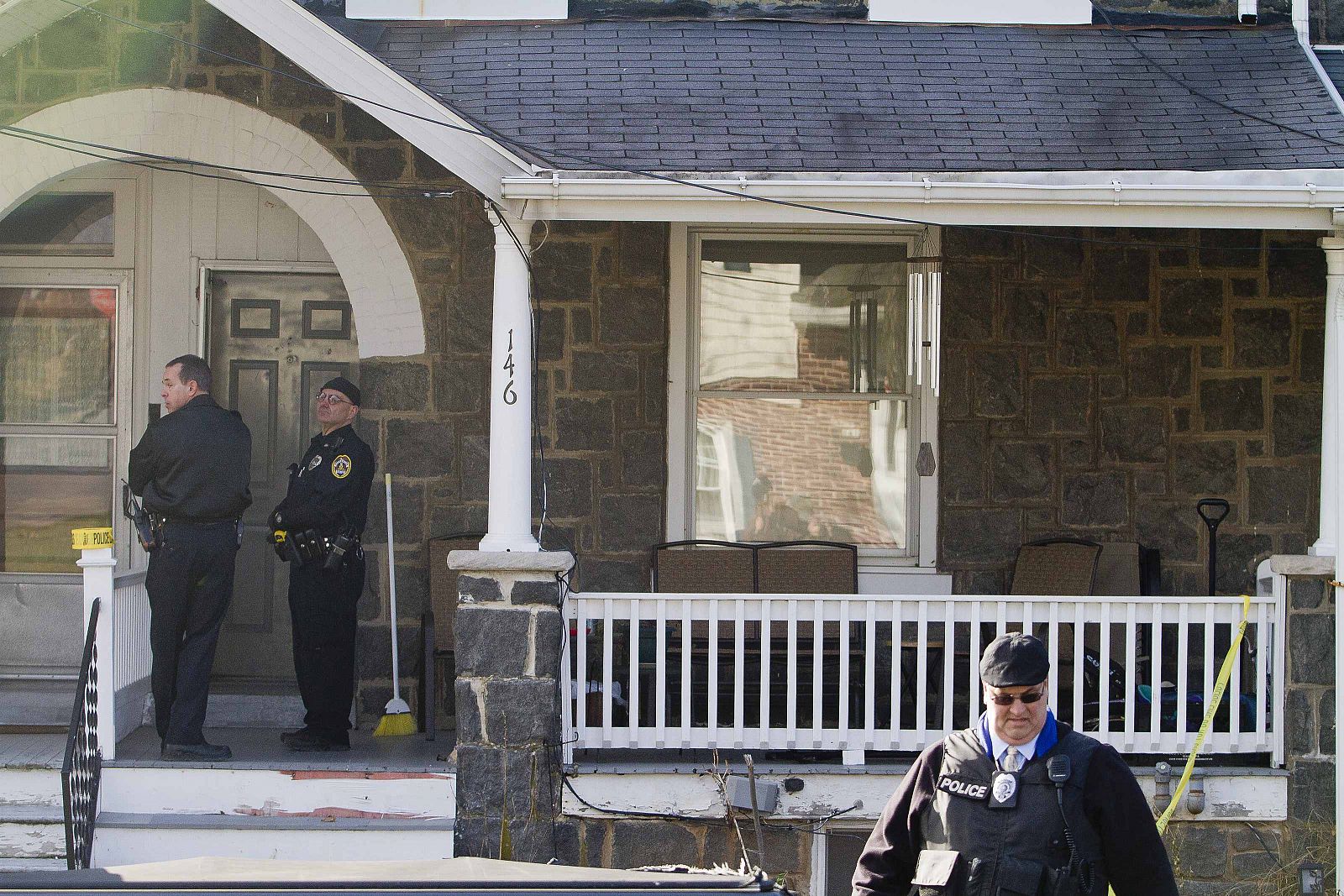 La policía examina el exterior de una casa en un barrio de Filadelfia en busca del presunto asesino de cinco personas en Pensilvania.