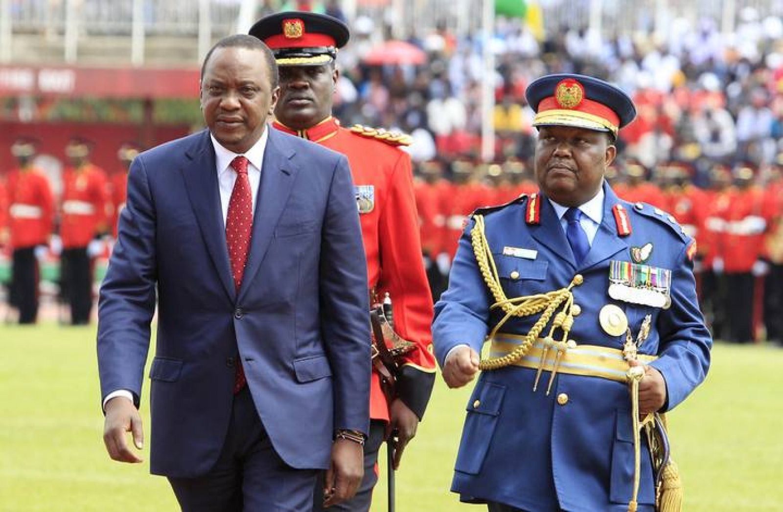 El presidente de Kenia, Uhuru Kenyatta (izquierda), en un desfile militar el pasado 12 de diciembre, en la celebración del Día de la Independencia. 