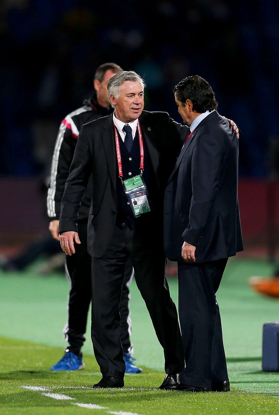 Carlo Ancelotti (i) habla con su colega del Cruz Azul, Luis Fernando Tena (d), durante la semifinal del Mundialito.