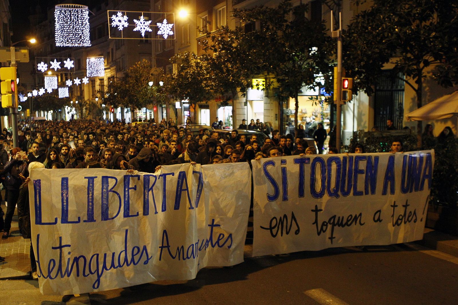 Imágenes de la manifestación de este martes en Barcelona a favor de los anarquistas detenidos.