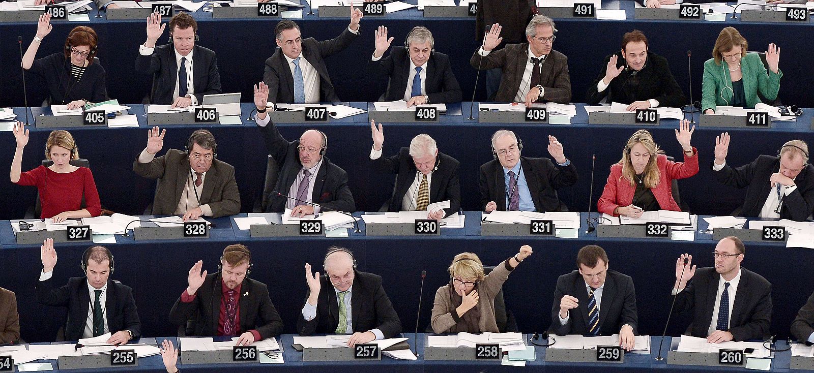 Los eurodiputados votan en la última sesión plenaria de 2014