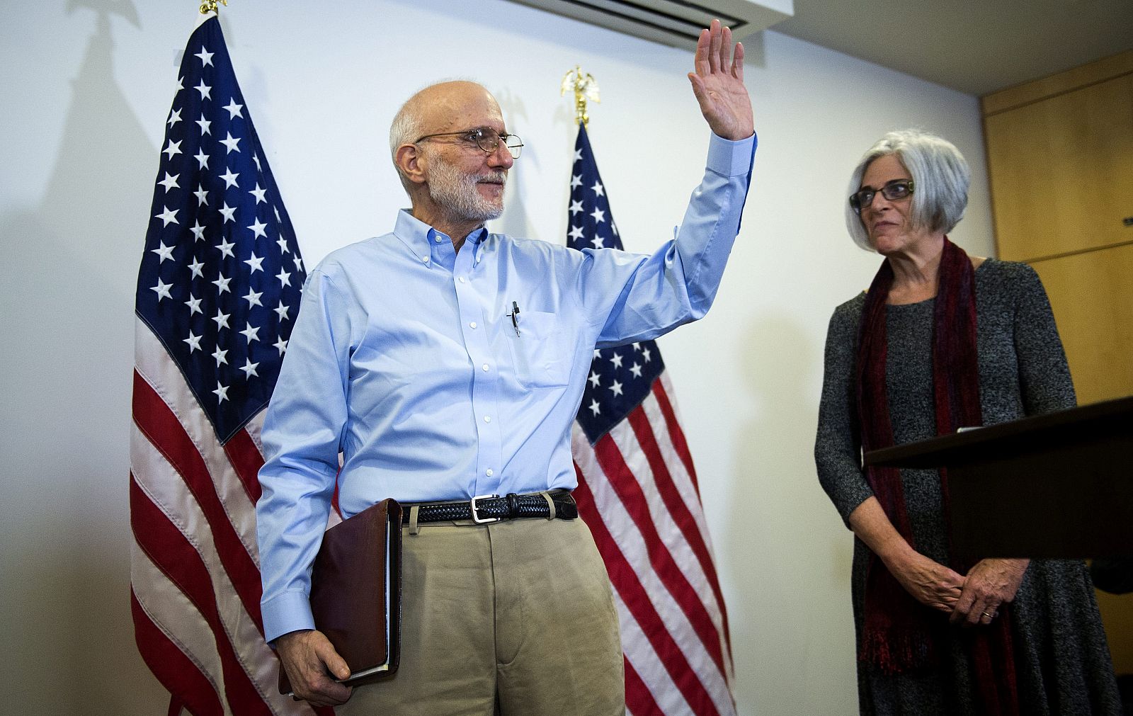 Alan Gross ha comparecido junto a su esposa en Washington DC nada más llegar a EE.UU.