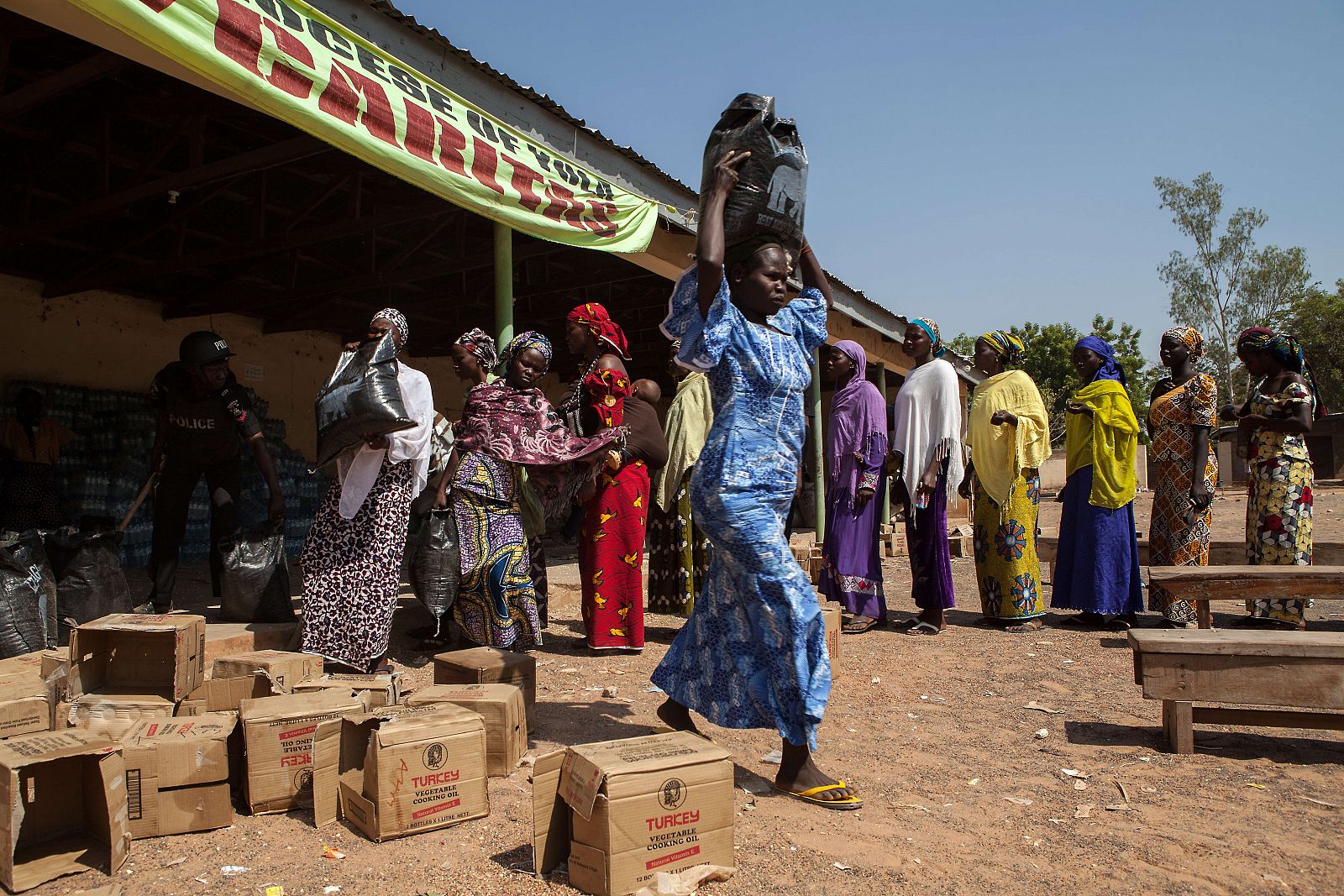 Un grupo de mujeres desplazadas reciben alimentos en Yola, en el estado nigeriano de Adamawa, en el noroeste del país.
