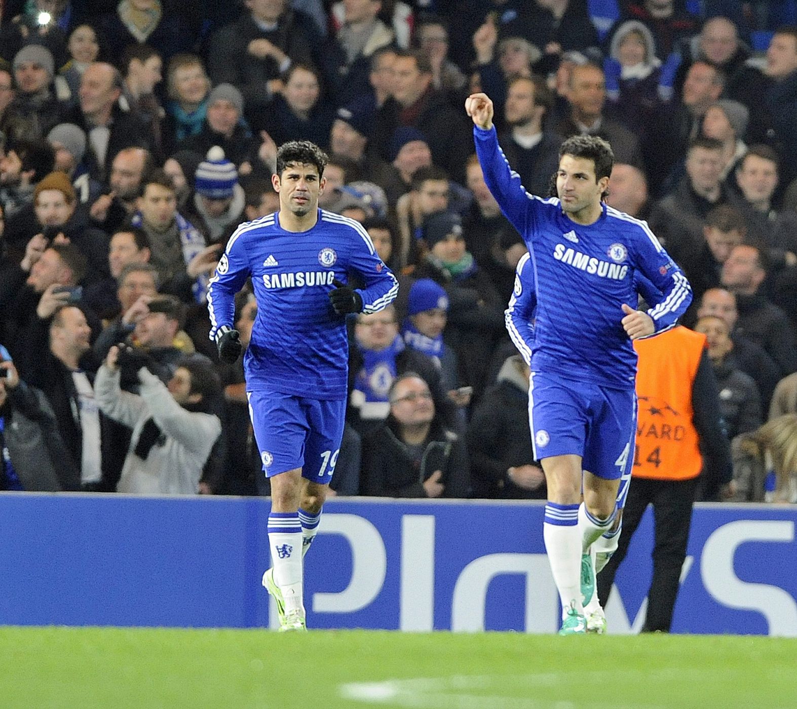 Cesc Fábregas y Diego Costa celebra un gol con el Chelsea.