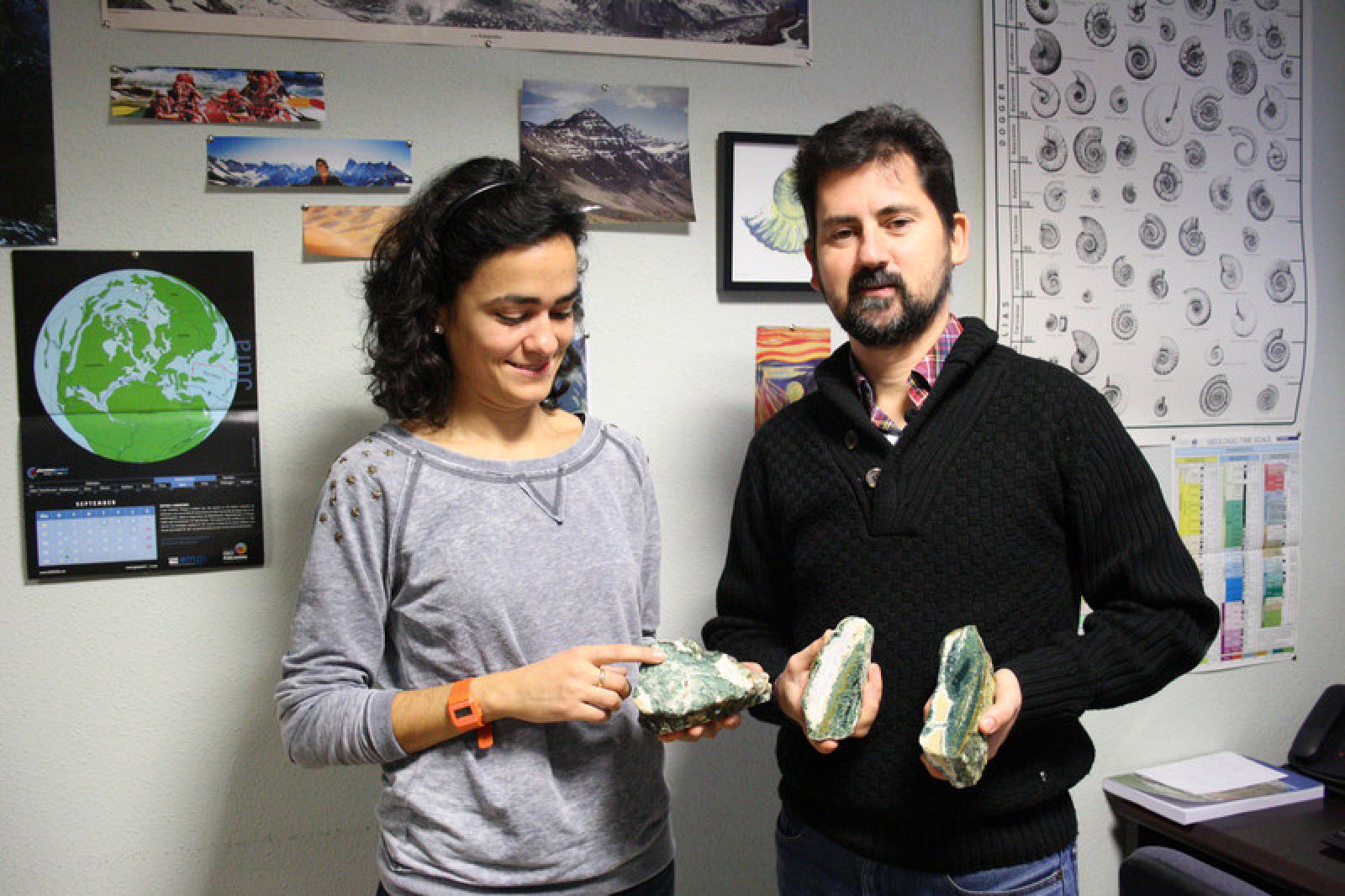 María Isabel Abad y Matías Reolid con algunos de los restos fosilizados
