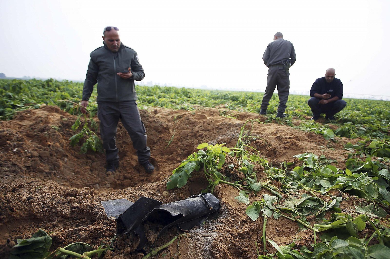 Las Fuerzas de Seguridad isaelíes inspeccionan el lugar en el que impactó el cohete lanzado desde la Franja de Gaza.