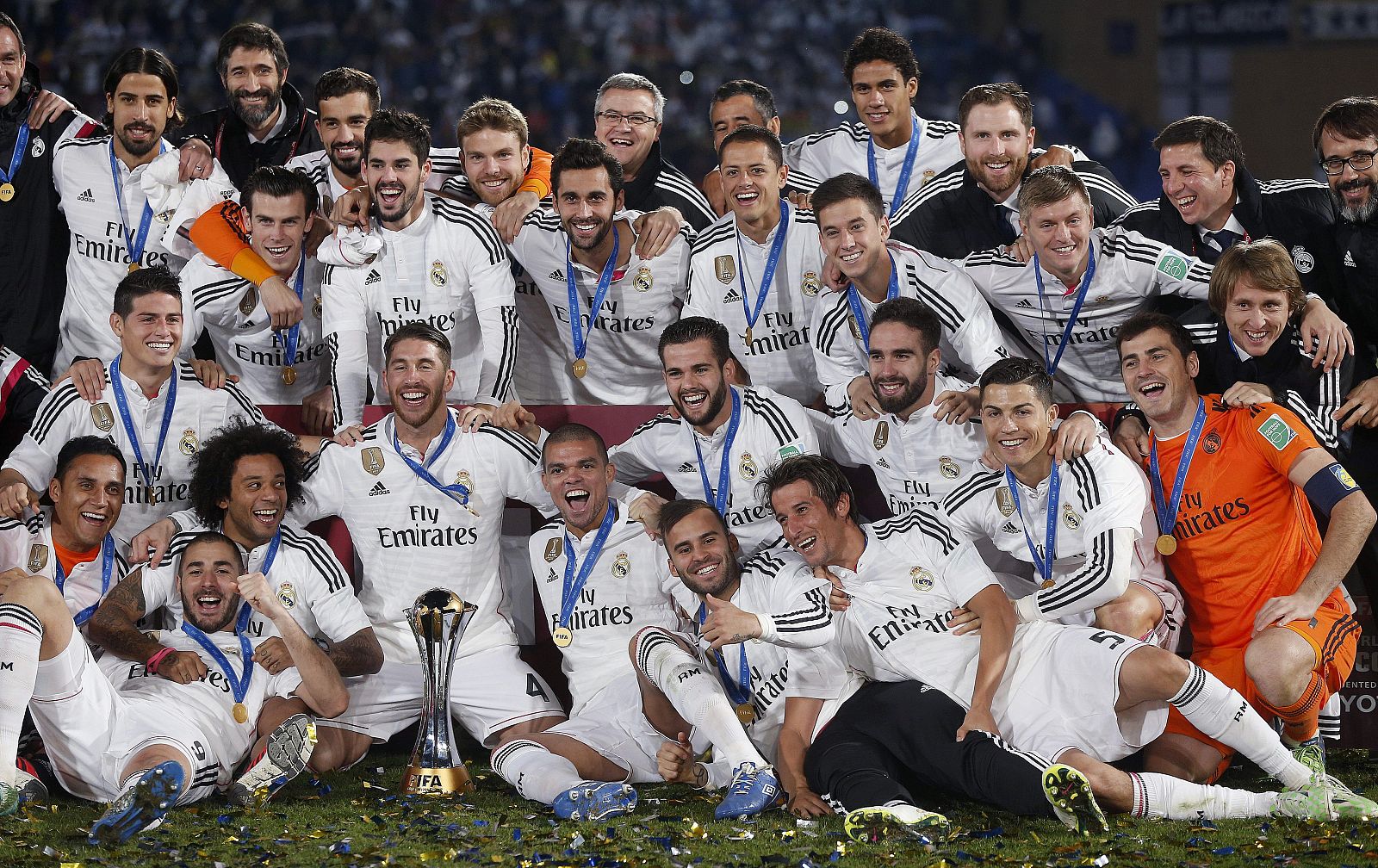 Los jugadores del Real Madrid posan con el trofeo de campeones del Mundial de Clubes