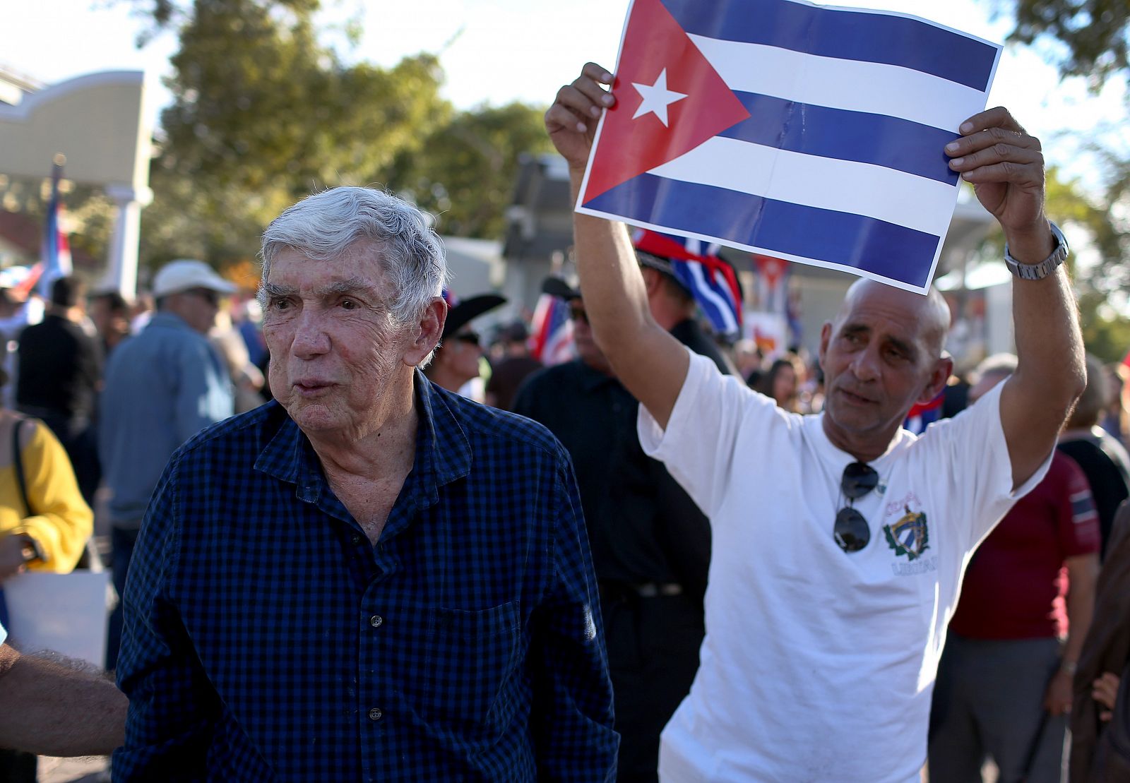 El exagente de la CIA Posada Carriles (izquierda), durante la protesta contra el diálogo entre Obama y Castro.