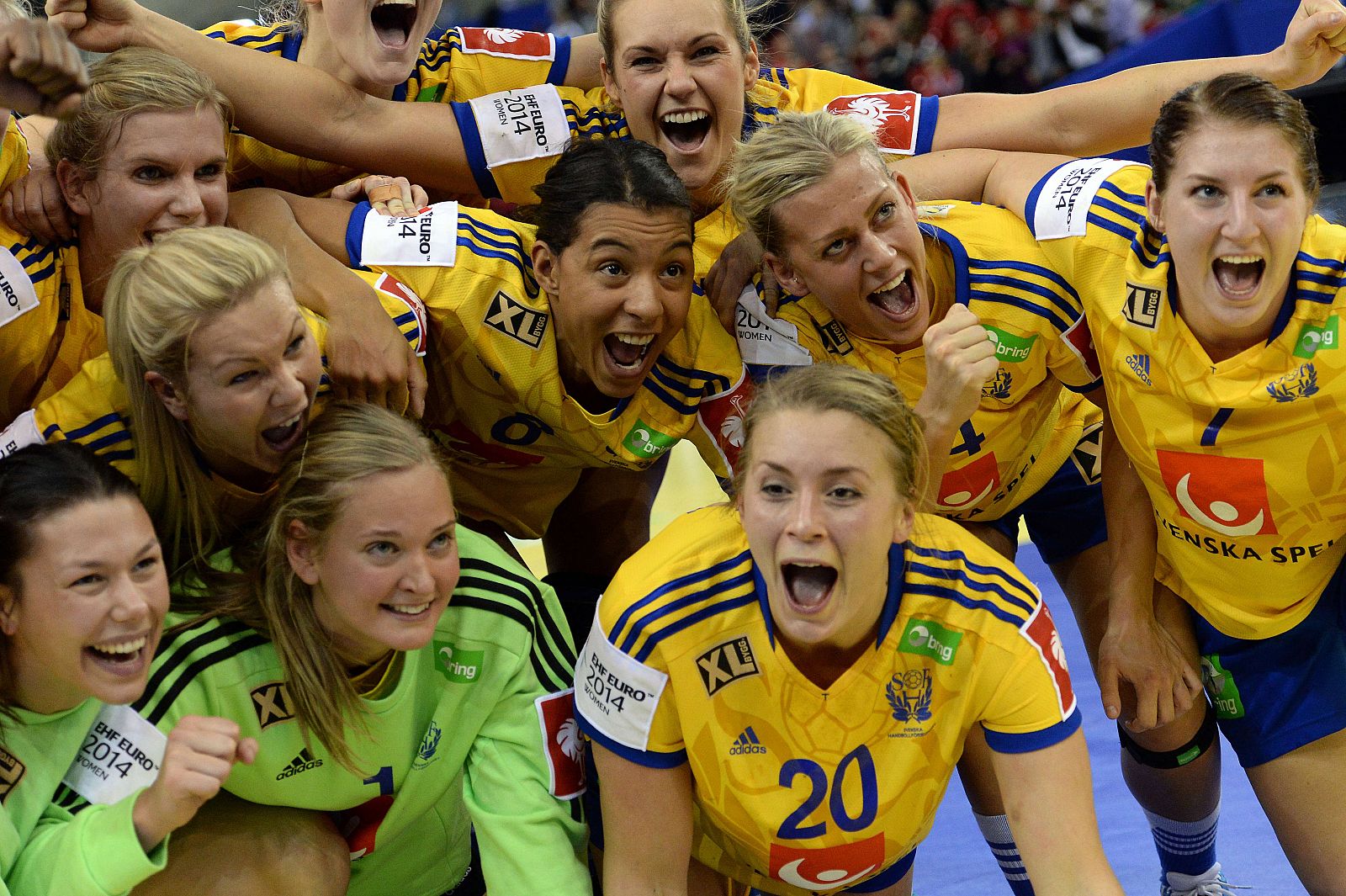 Las jugadoras suecas celebran el tercer puesto conseguido en el Europeo de balonmano.
