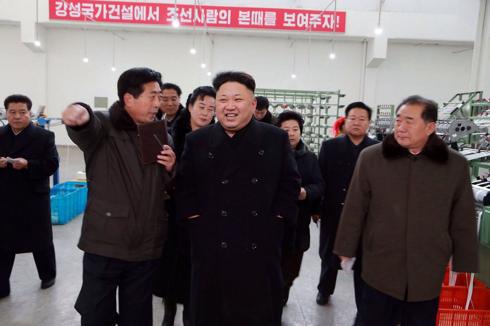 Imagen publicada por la agencia oficial de noticias norcoreana que muestra al dictador Kim Jong-Un visitando una fábrica textil.
