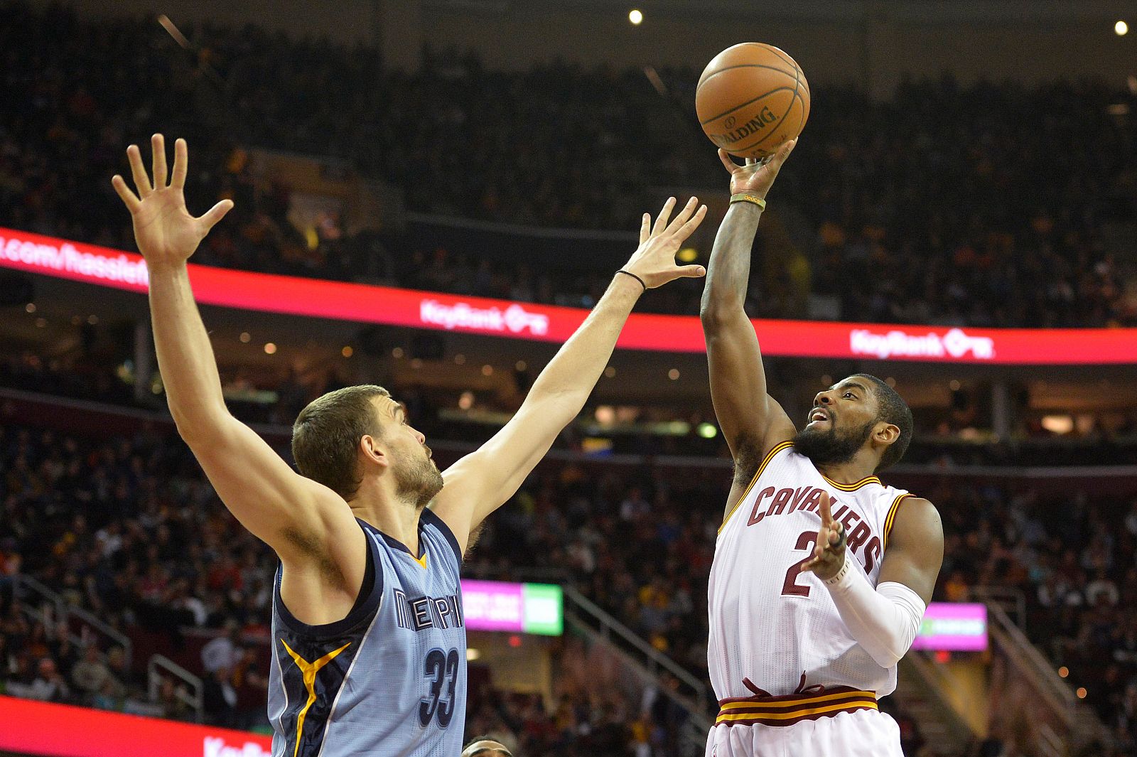 Kyrie Irving, de los Cleveland Cavaliers lanza por encima del español Marc Gasol, de los Memphis Grizzlies.