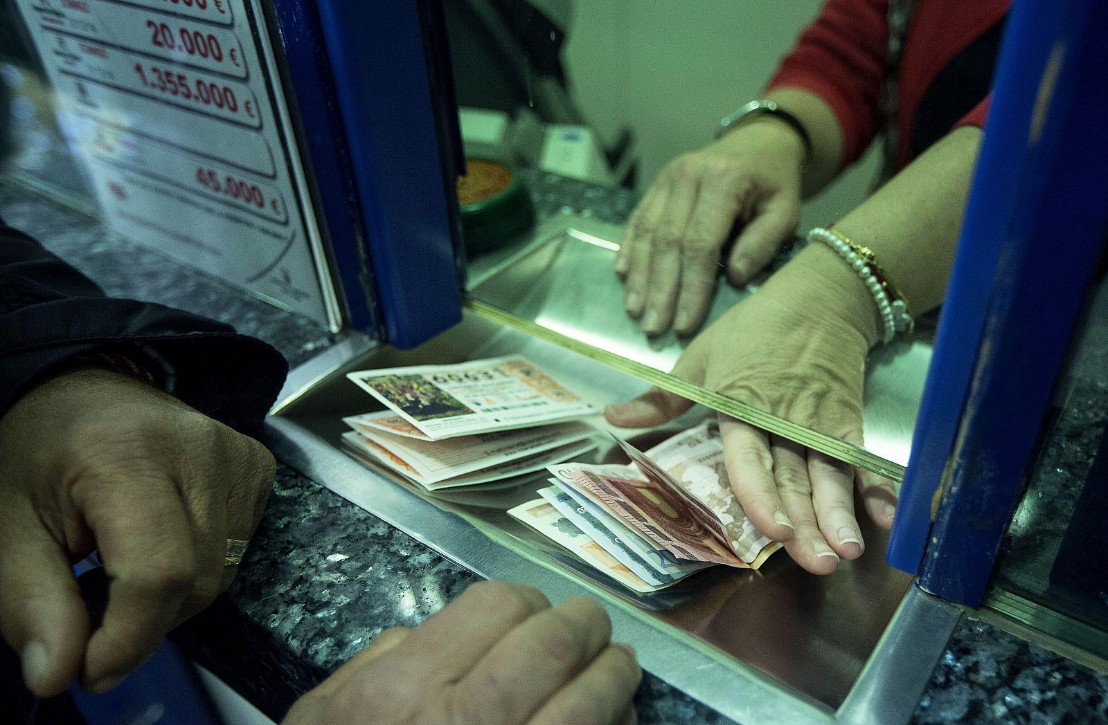 Un hombre compra varios décimos en la administración de lotería Bello, en Valencia