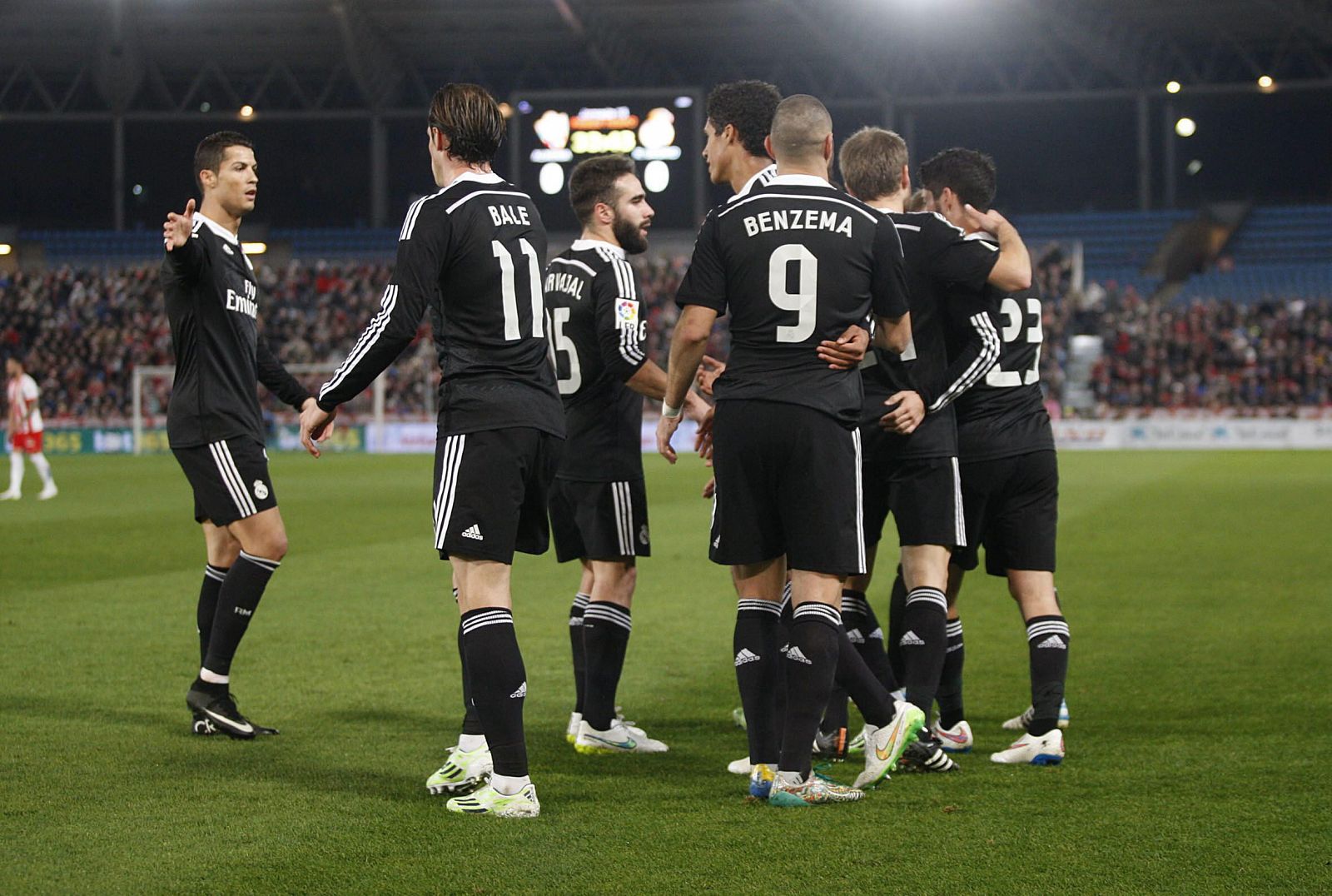 Los jugadores del Madrid celebran uno de sus cuatro goles al Almería