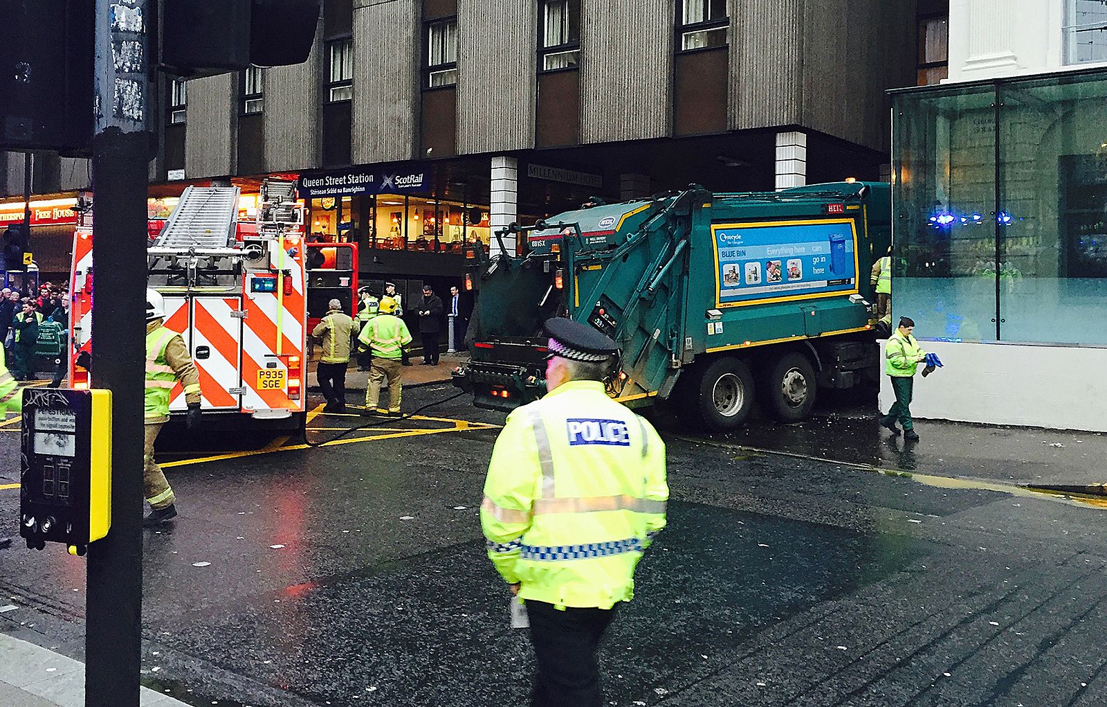 Un camión de basura choca contra una pared del hotel Millennium de George Square, en el centro de Glasgow, Escocia