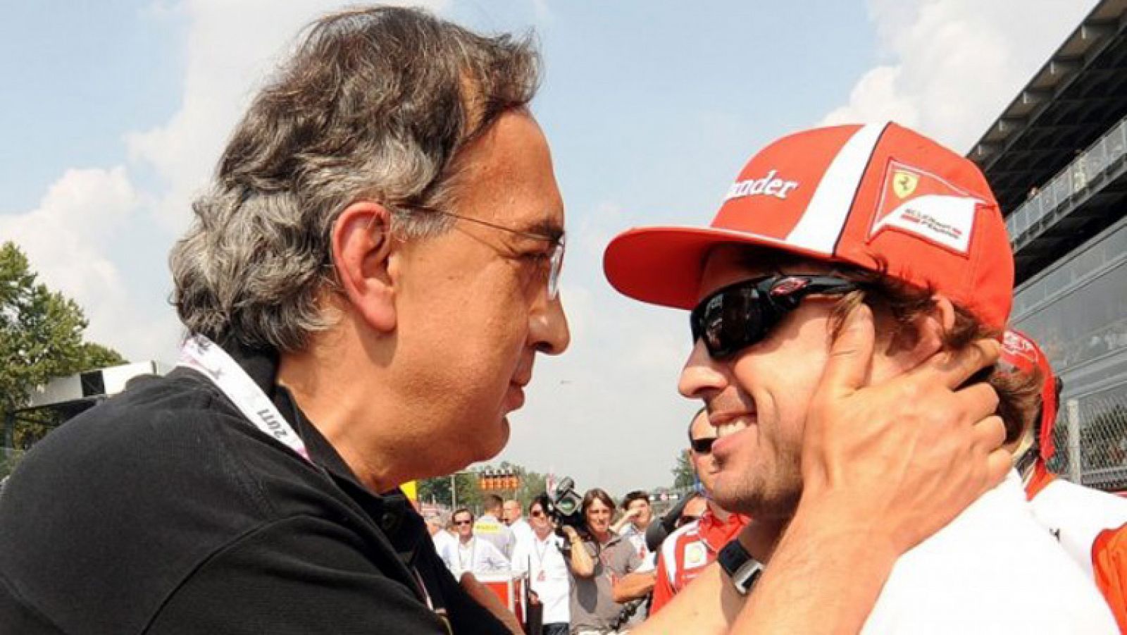 Imagen de archivo del presidente de Ferrari, Sergio Marchionne, junto a Fernando Alonso.