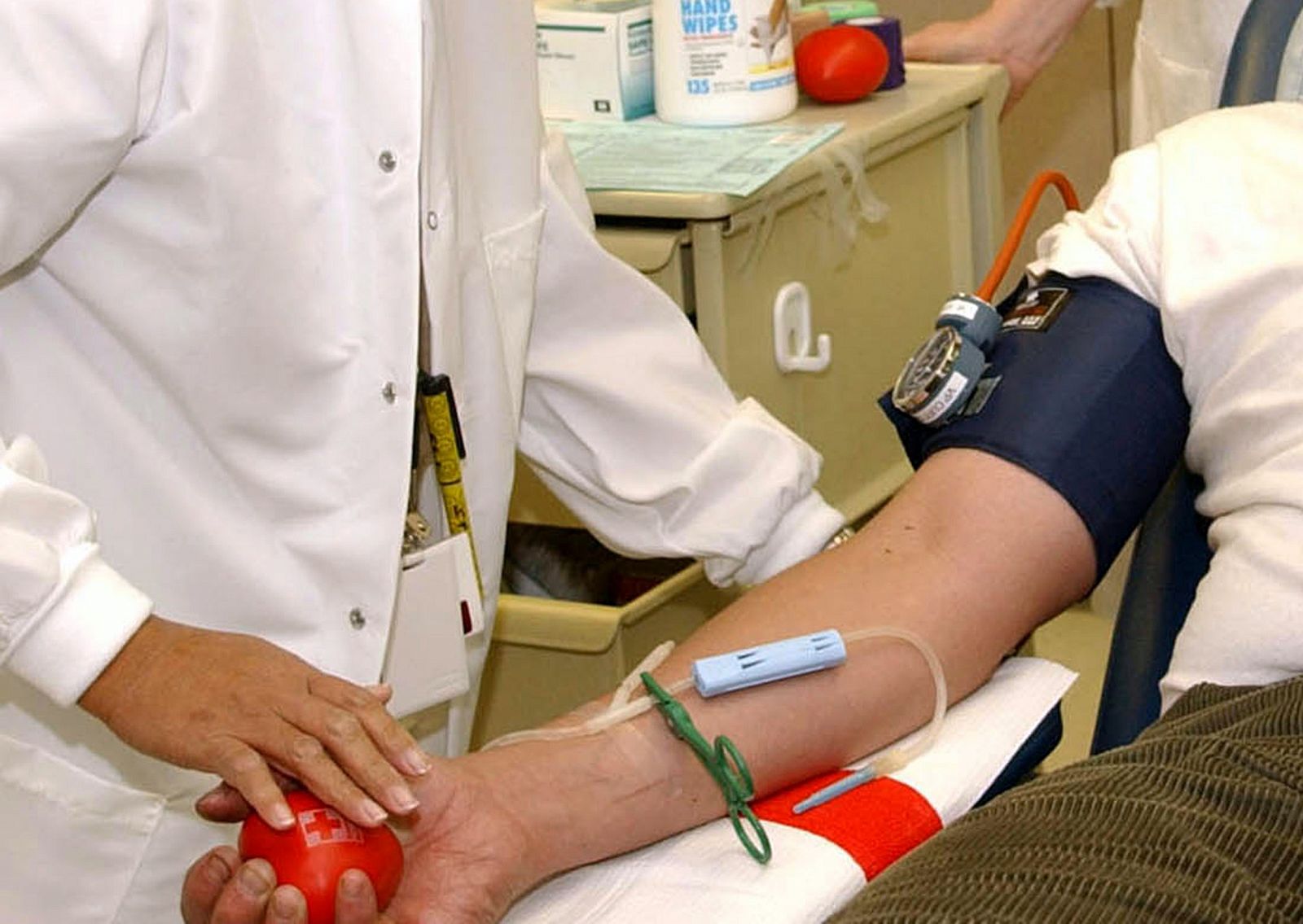Fotografía de archivo que muestra a un trabajador de la Cruz Roja tomando sangre a un donante masculino no identificado en Escondido, California.