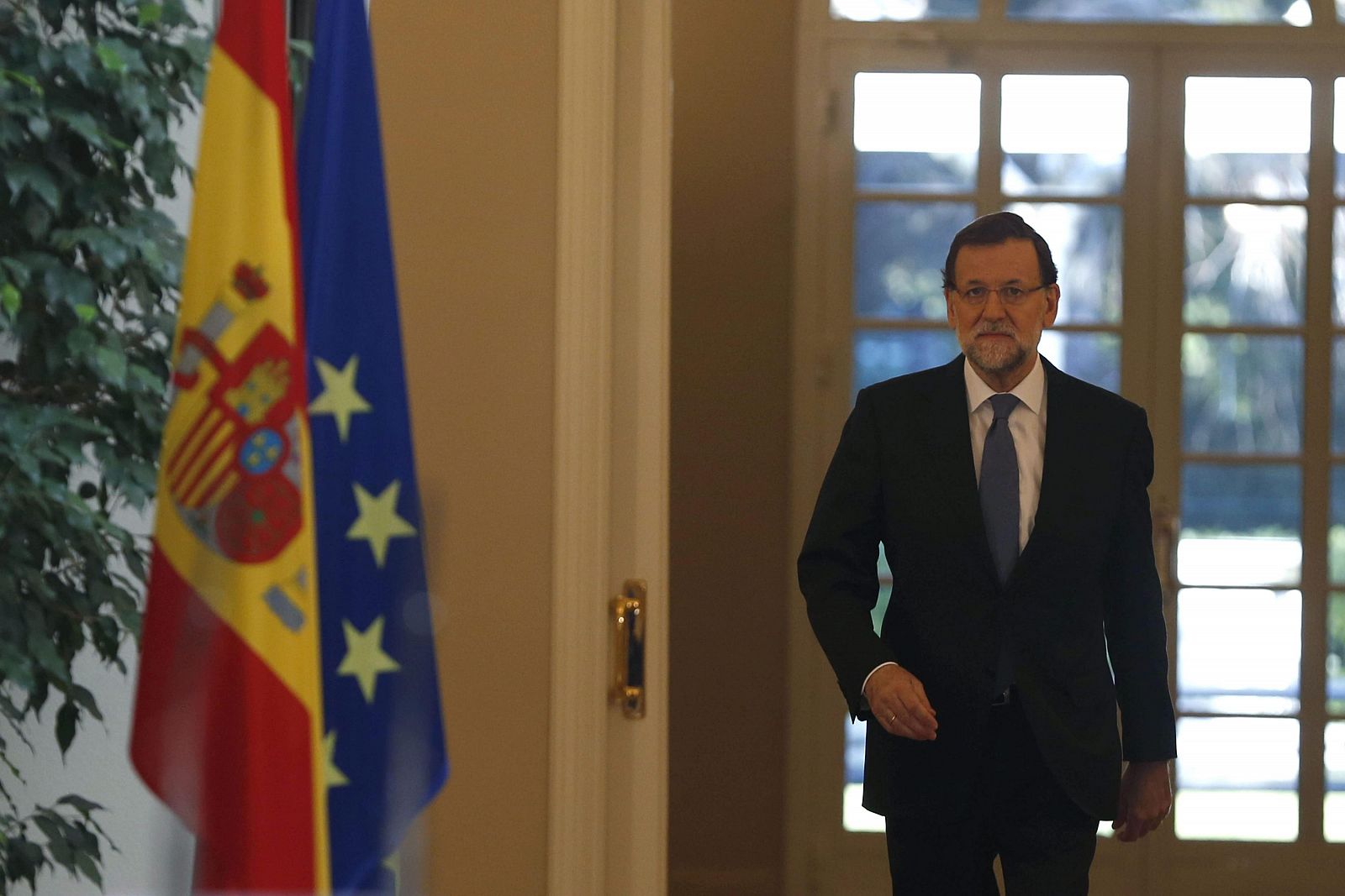 El presidente del Gobierno, Mariano Rajoy, a su llegada a la rueda de prensa en la Moncloa tras el último Consejo de Ministros del año