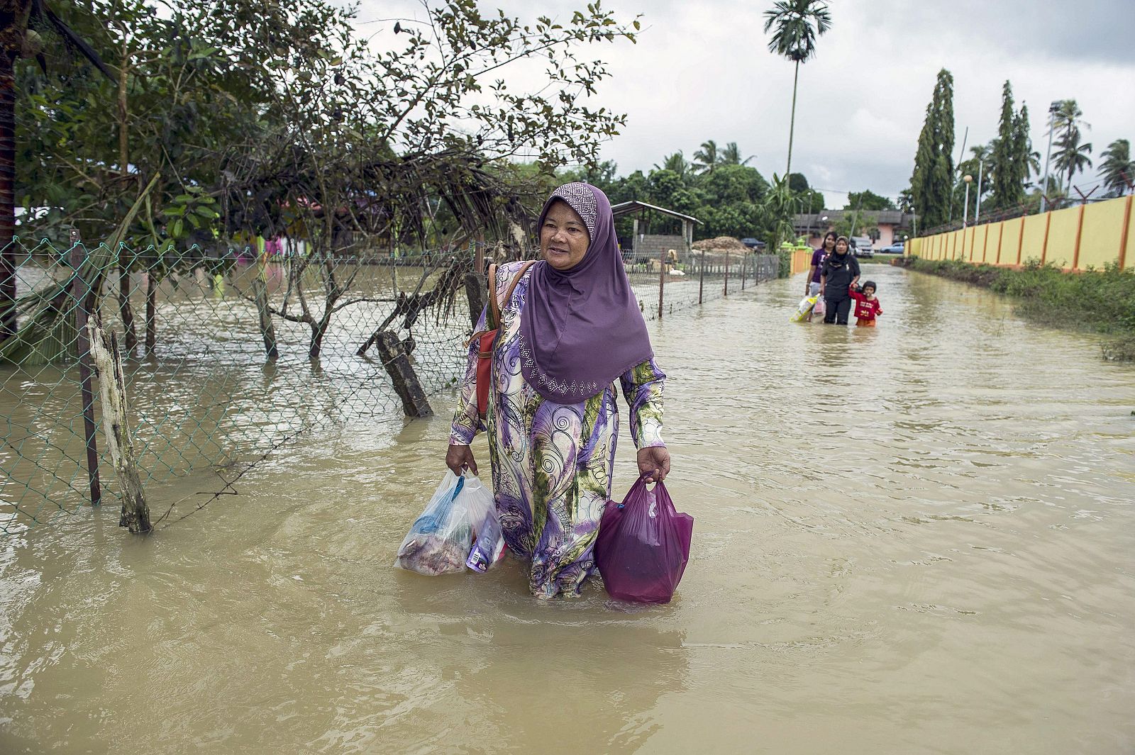 Una mujer caminando en el estado de Kelantan (Malasia).