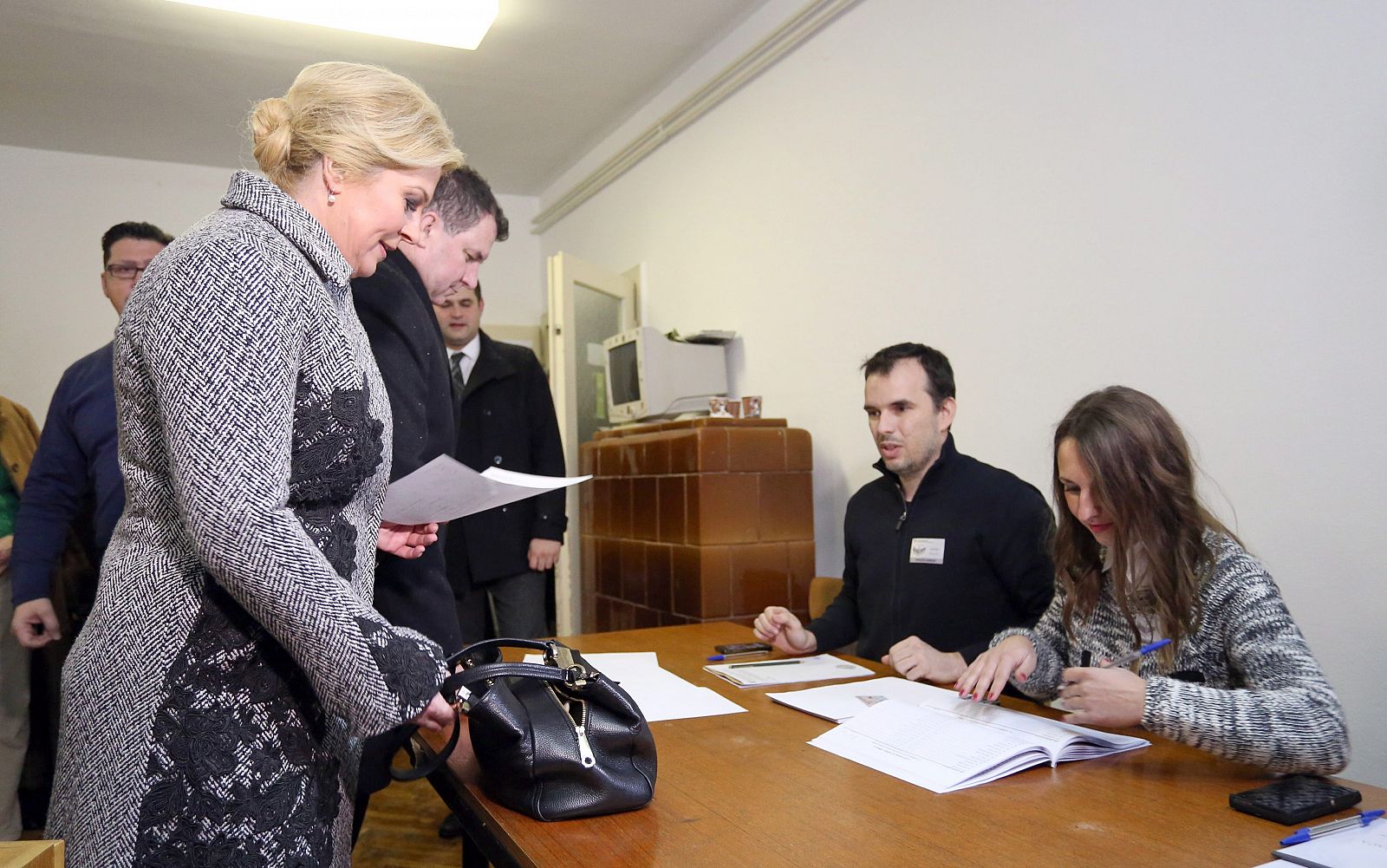 La candidata presidencial de la Unión Democrática Croata (HDZ) Kolinda Grabar-Kitarovic (L) mientras emite su voto en un colegio electoral en Zagreb.