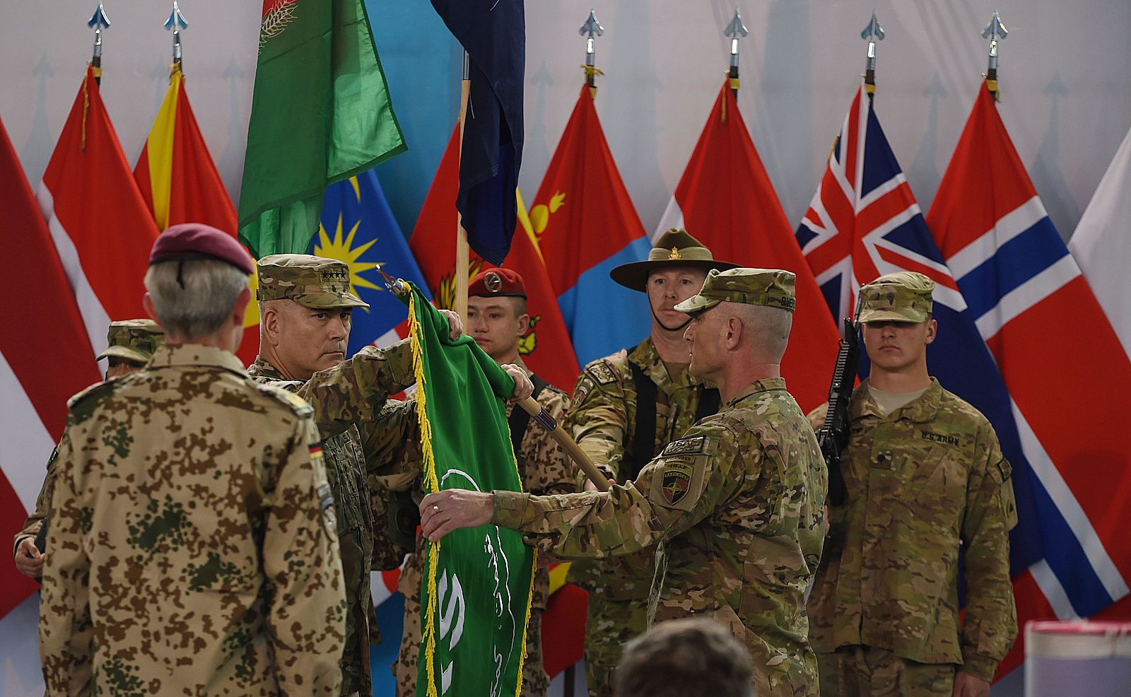 El general estadounidense John Campbell abre la bandera durante la ceremonia que marca el fin de la misión de combate de la ISAF en Afganistán