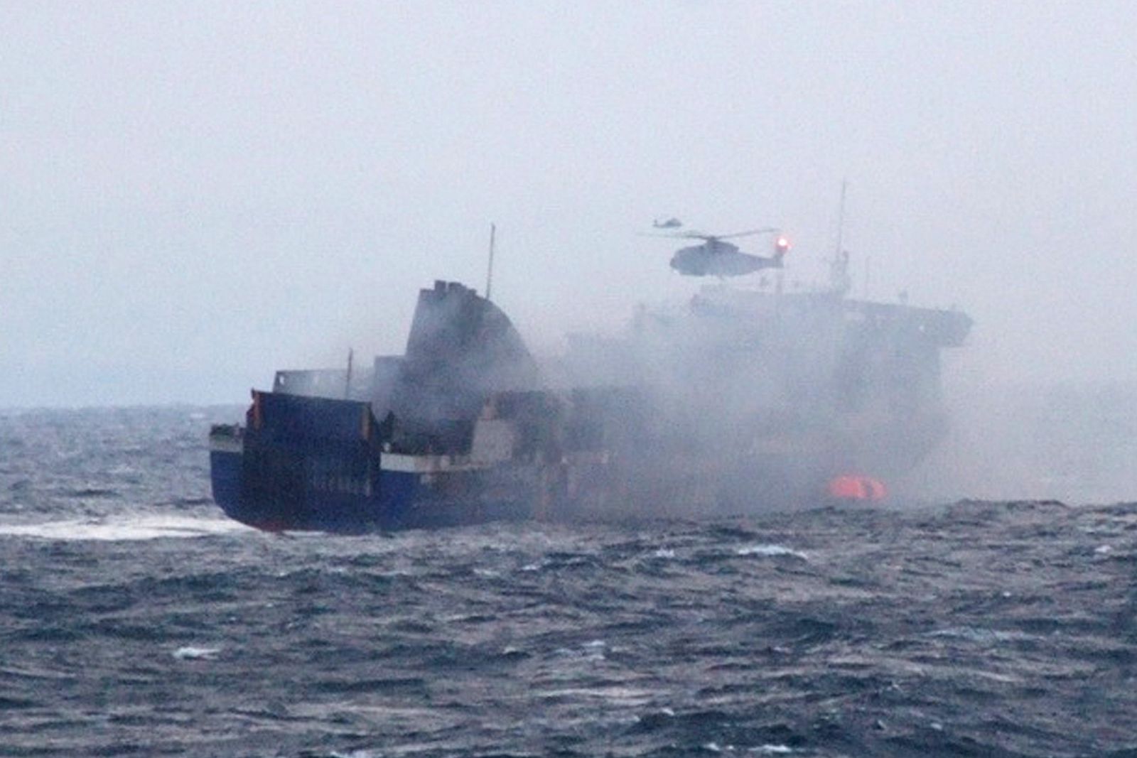 Imagen del rescate del Norman Atlantic el lunes por la mañana.