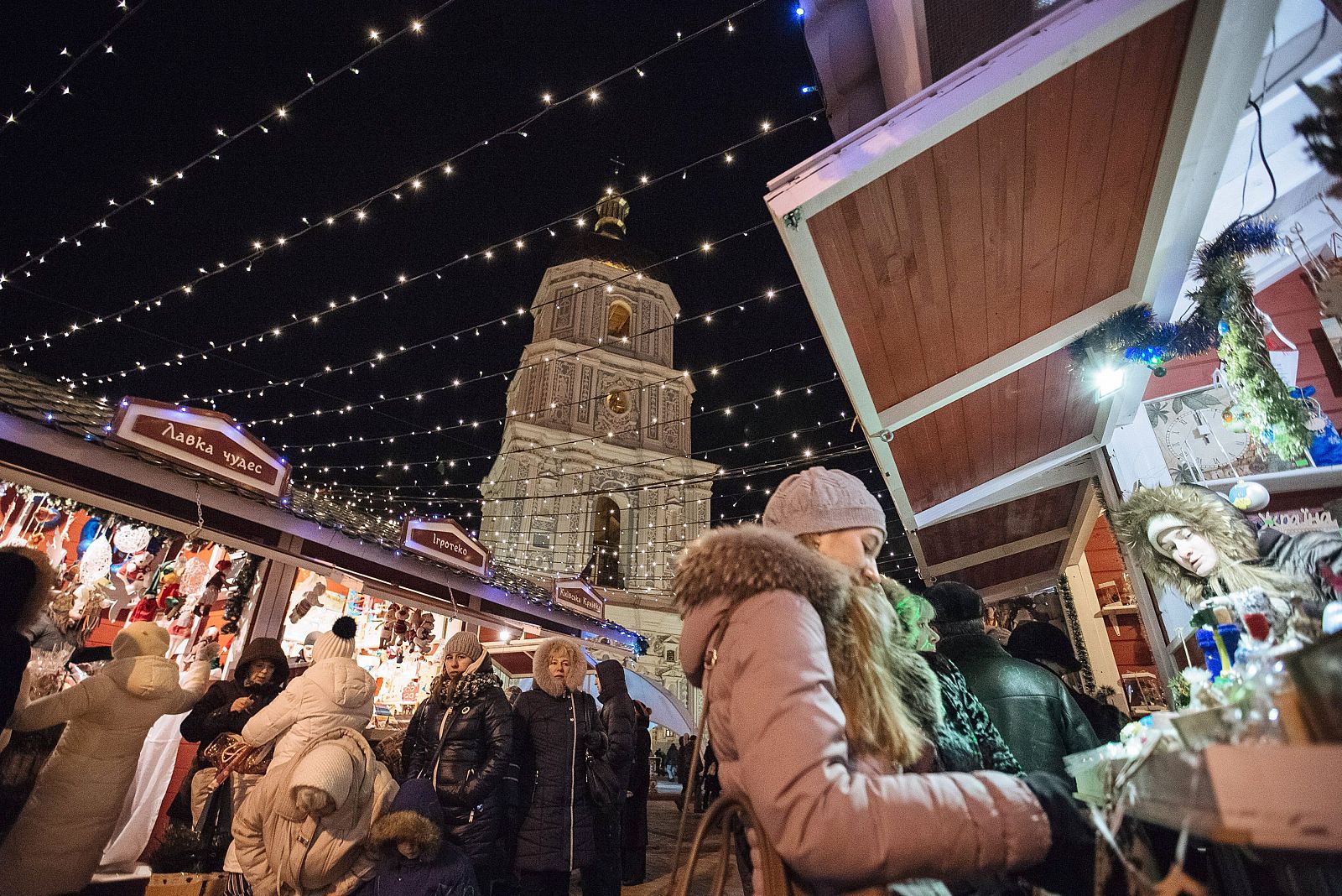 Mercadillo de Navidad enfrente de la Catedral de Santa Sofía en la capital ucraniana, Kiev