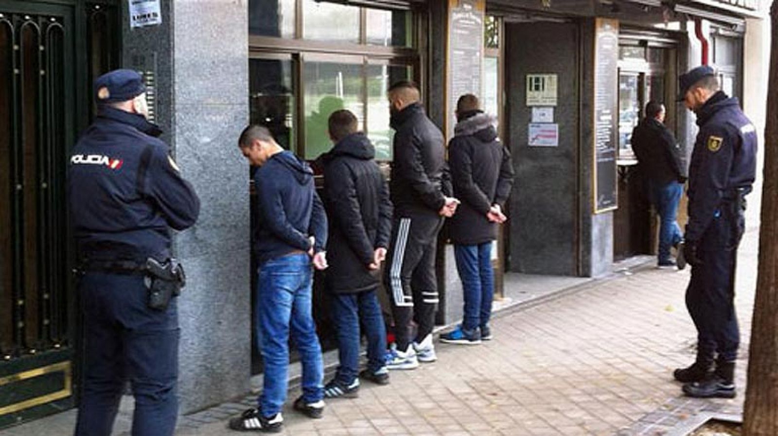 Foto de archivo de registros policiales a hinchas radicales.