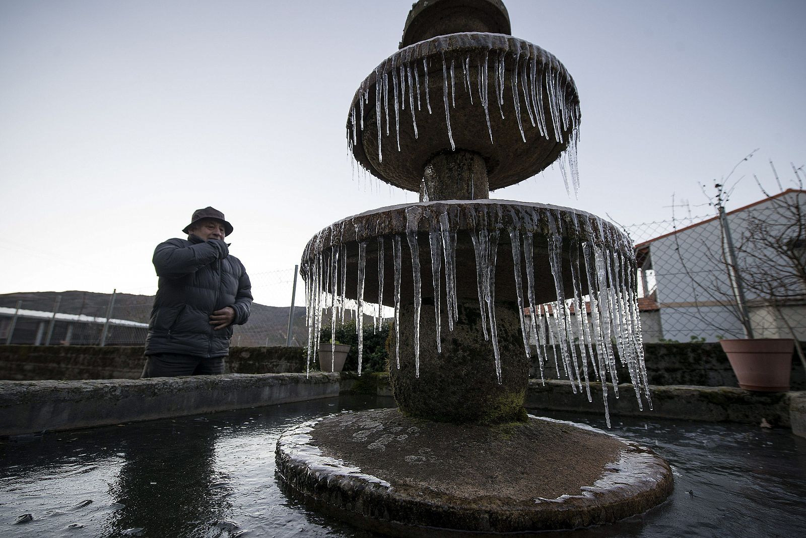 Una fuente helada en la localidad ourensana de Calvos de Randín