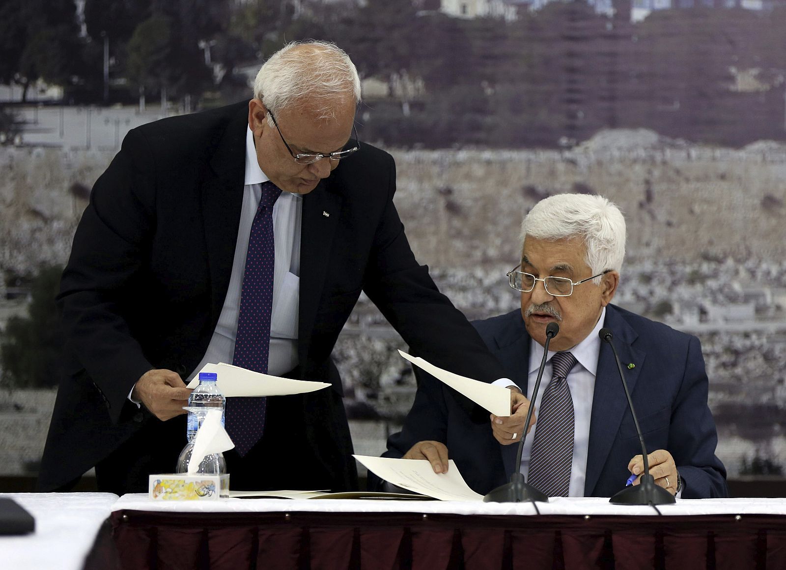 El presidente palestino, Mahmud Abás, firma la adhesión a la Corte Penal Internacional.