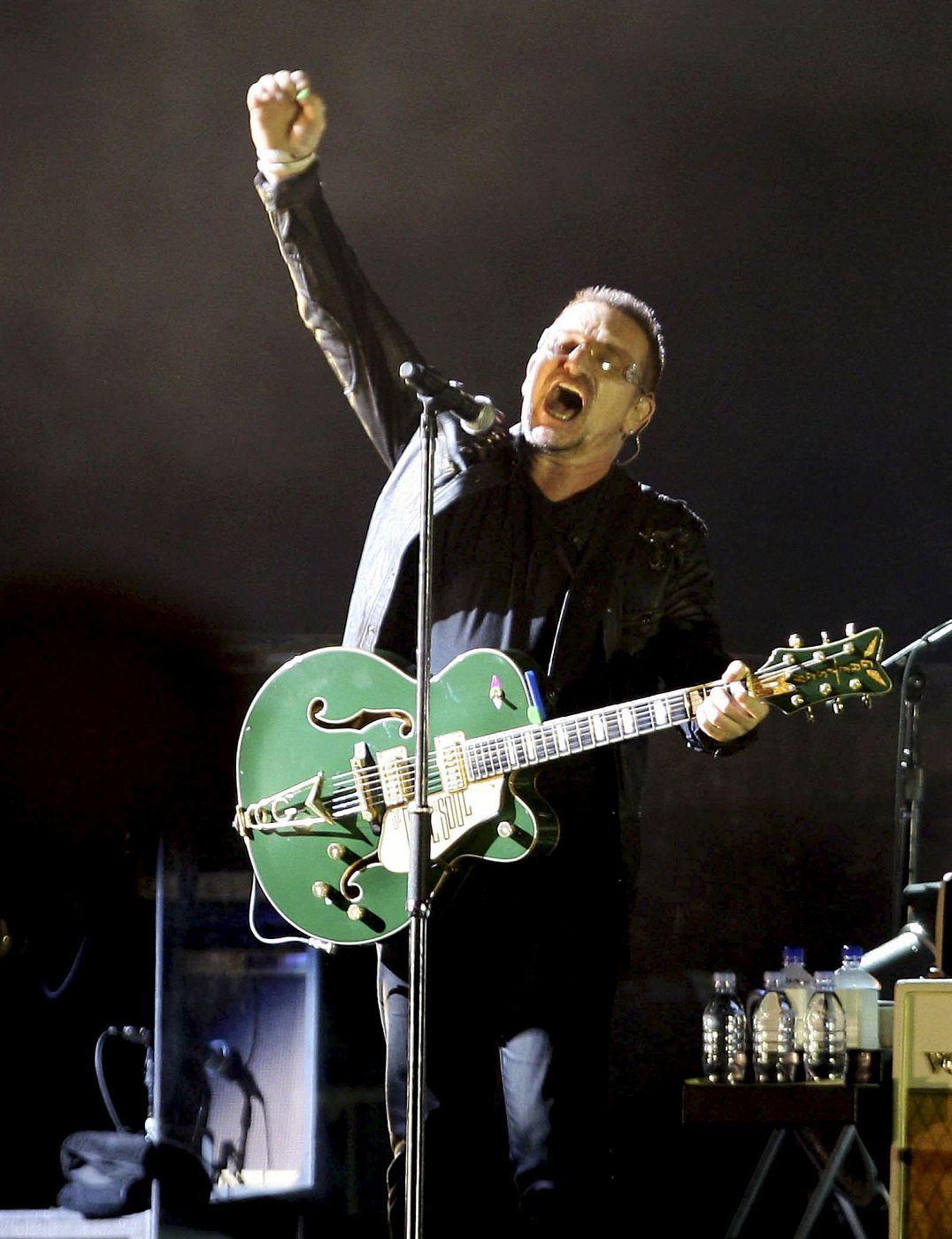 El cantante de la banda irlandesa U2, Bono, durante una actuación en Barcelona