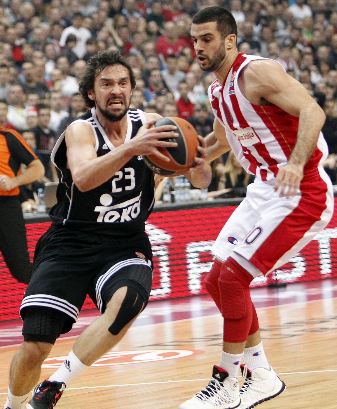 Sergi Llull trata de superar a Branko Lazic (d), del Estrella Roja, durante el partido.