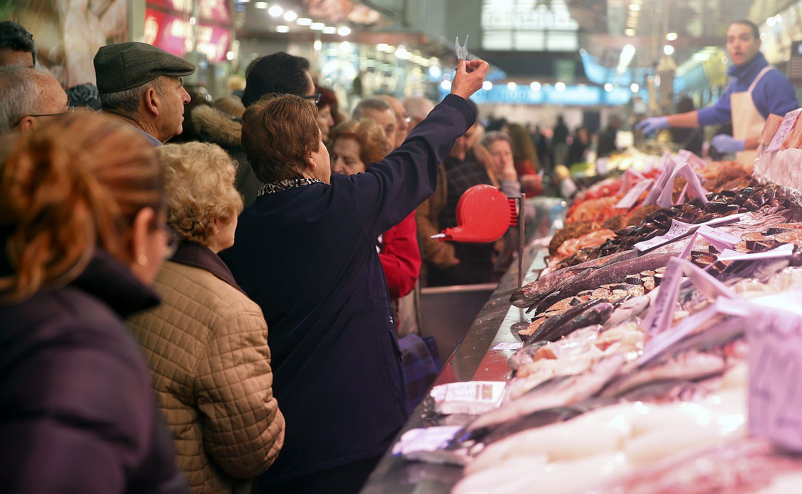 Consumidores comprando en una pescadería del mercado central de Valencia en diciembre.