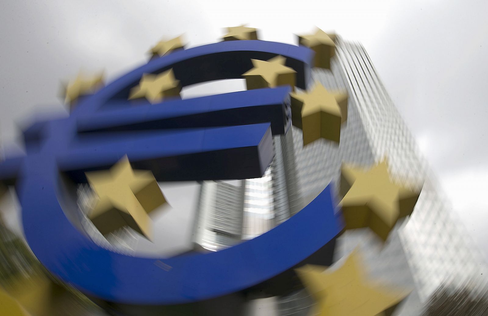 Escultura con el símbolo del euro frente al Banco Central Europeo en Frankfurt
