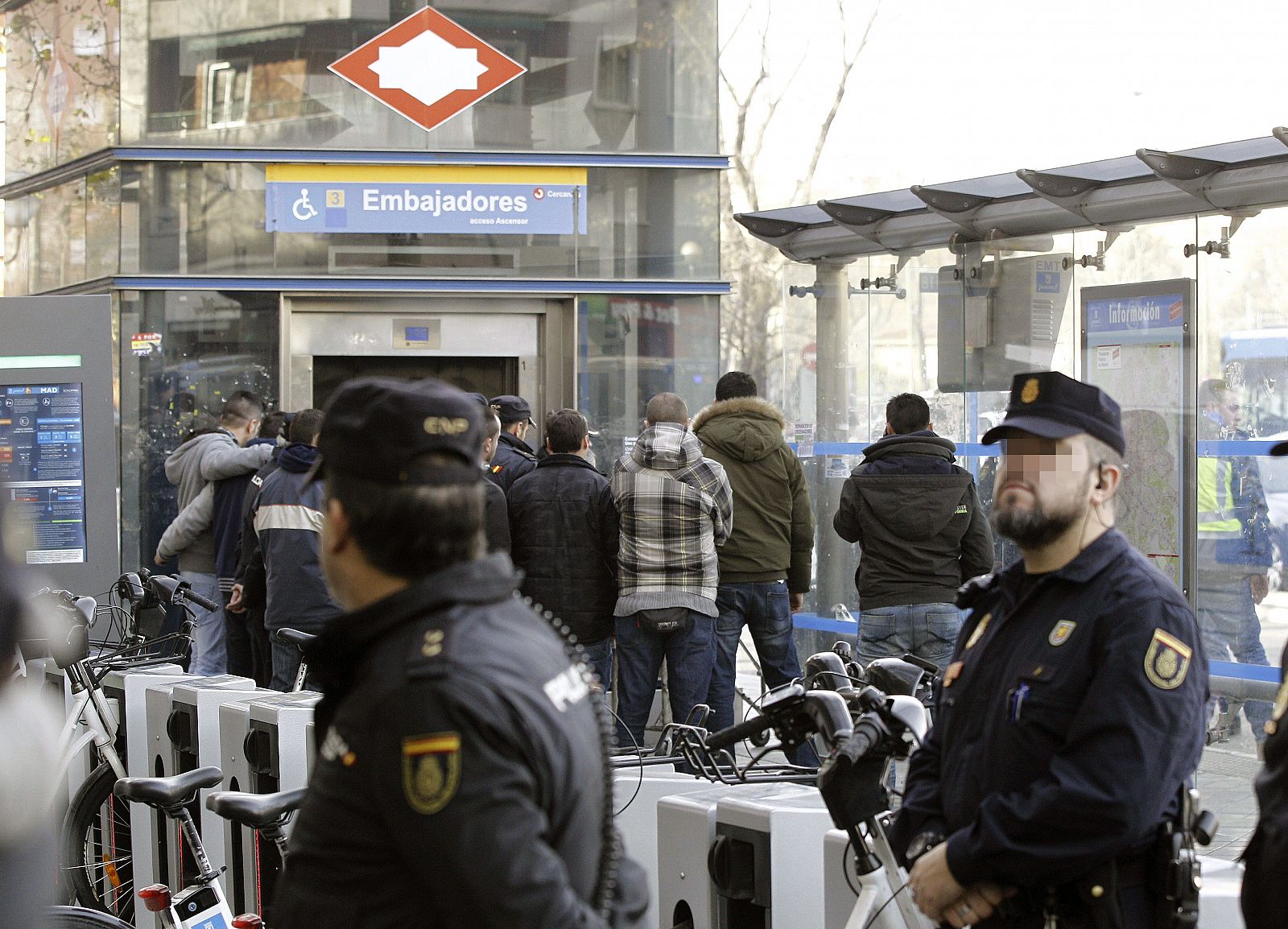 Varios compañeros durante el traslado del cuerpo del policía muerto el 2 de enero en la estación de Embajadores, en Madrid.