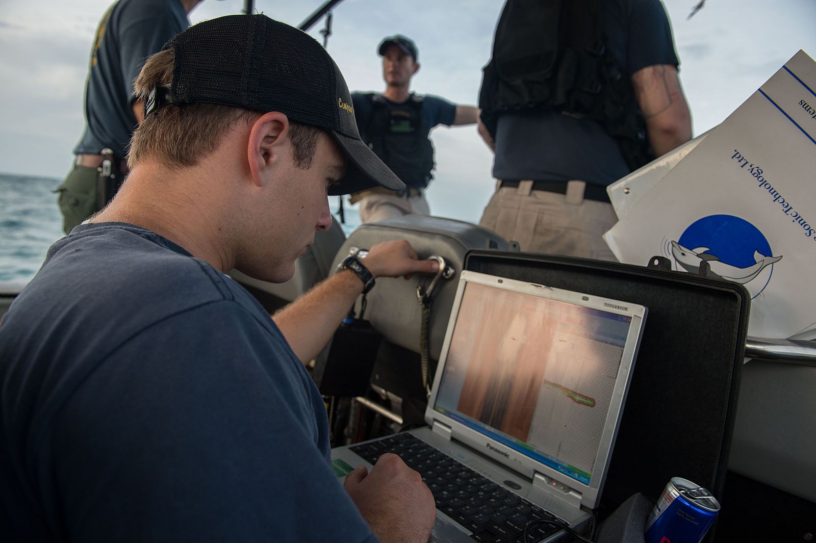 Uno de los miembros del equipo de rescate muestra en el ordenador la señal del sonar que localiza los supuestos restos del avión.