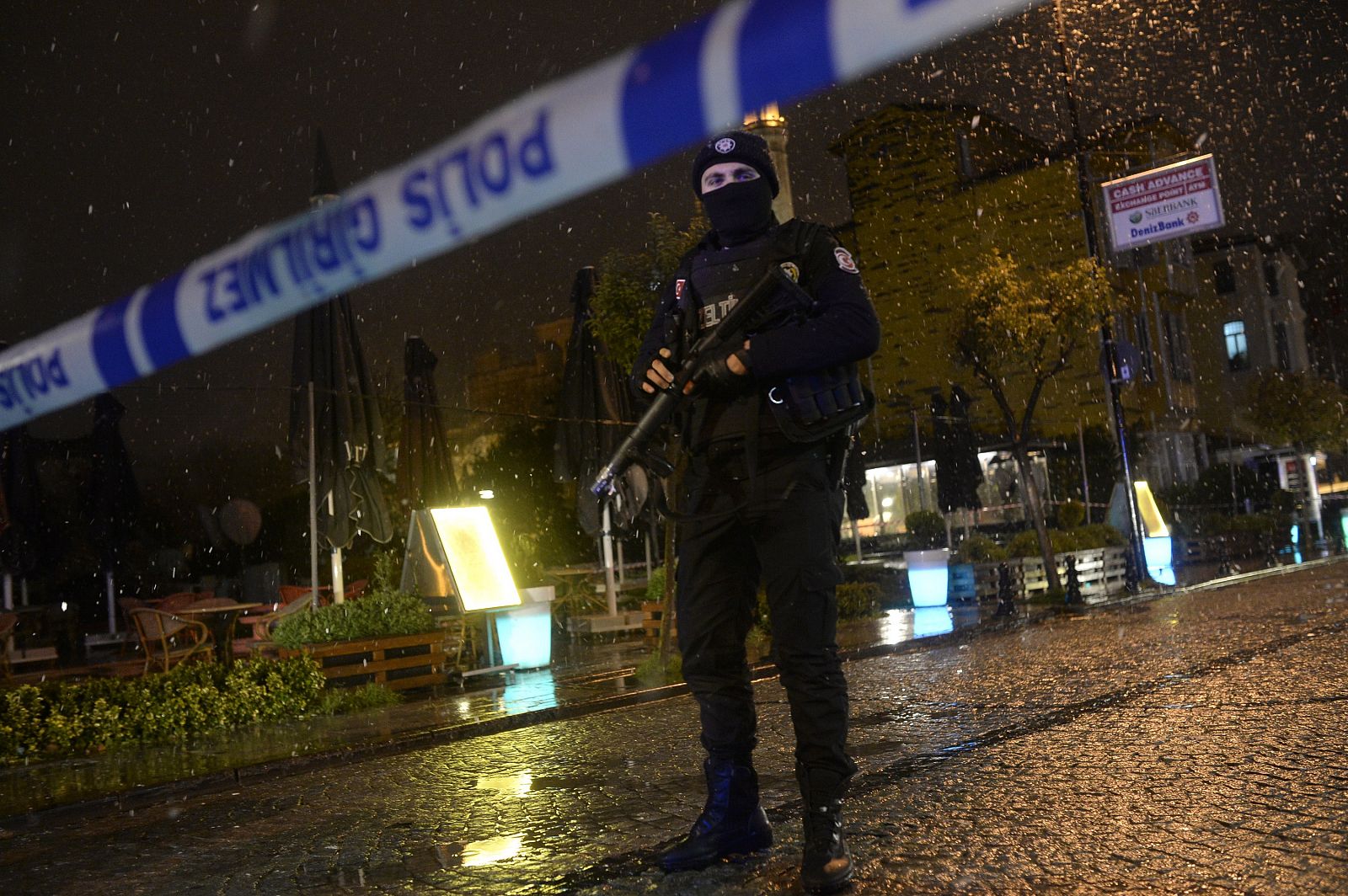 Un policía vigila los alrededores de la comisaría atacada en Estambul.