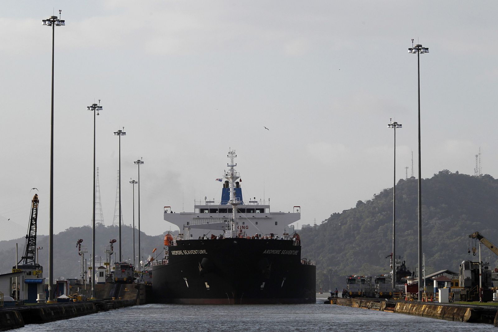 Un carguero en las esclusas de Miraflores, el pasado 31 de diciembre.