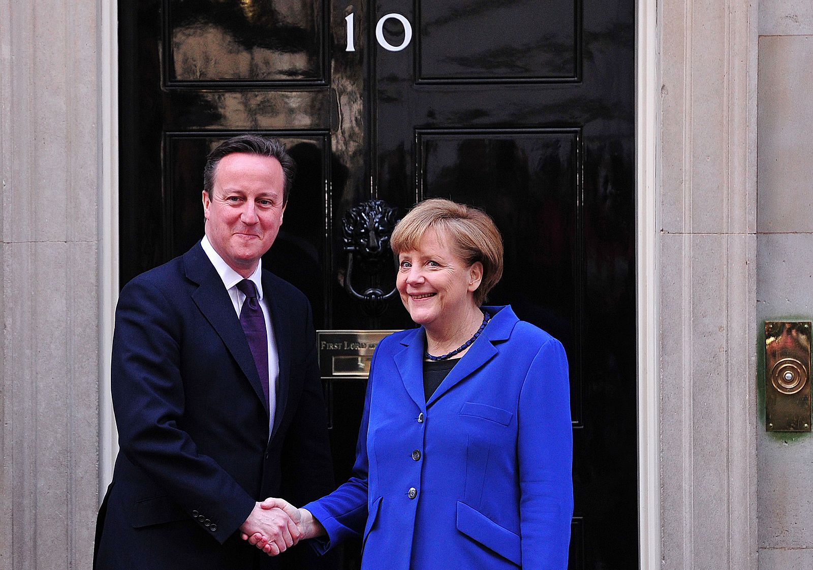 Fotografía de archivo de la reunión entre el primer ministro británico, David Cameron, y la canciller alemana, Angela Merkel, en febrero de 2014