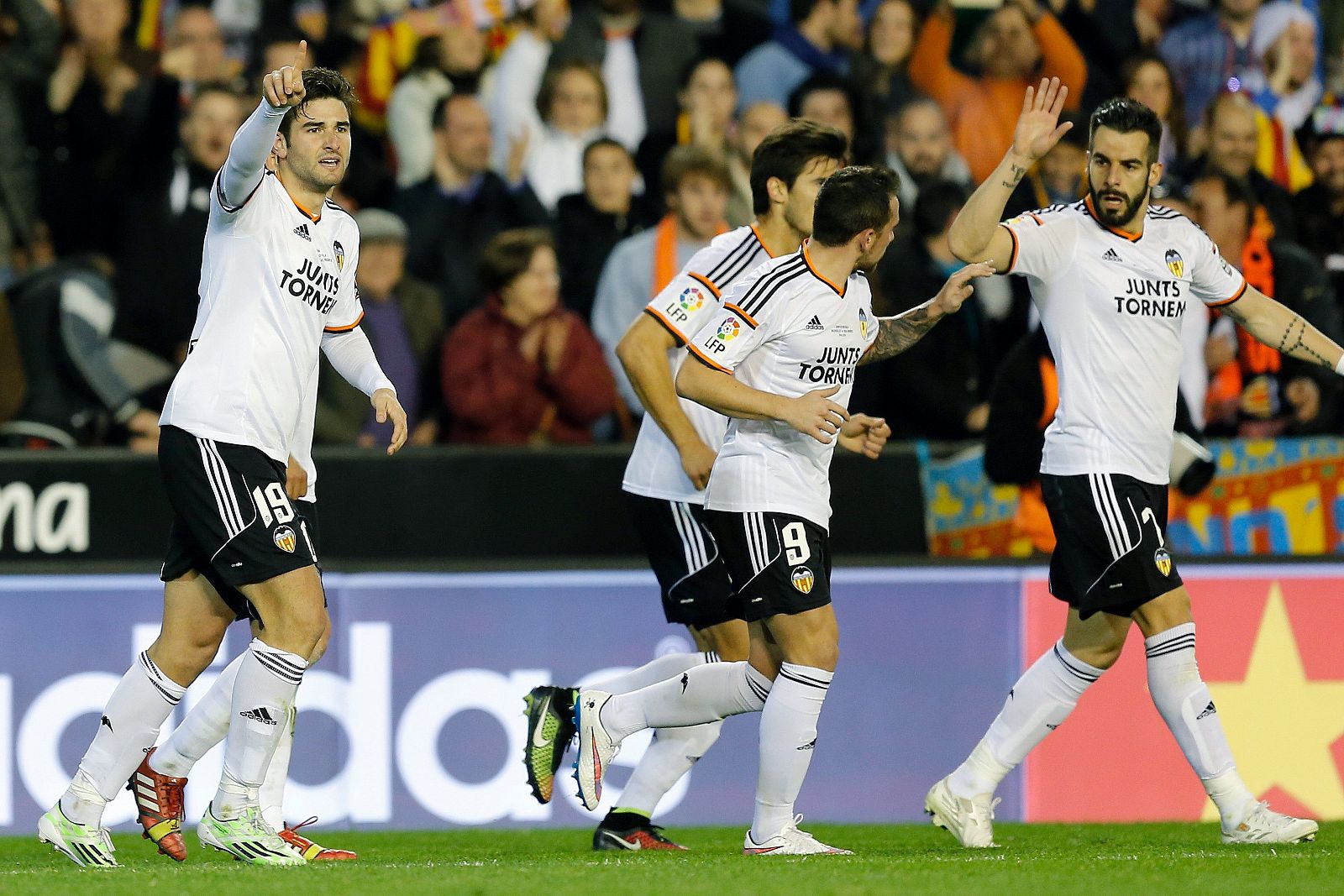 El Valencia afronta la Copa con el buen sabor de la victoria sobre el Real Madrid en Liga.