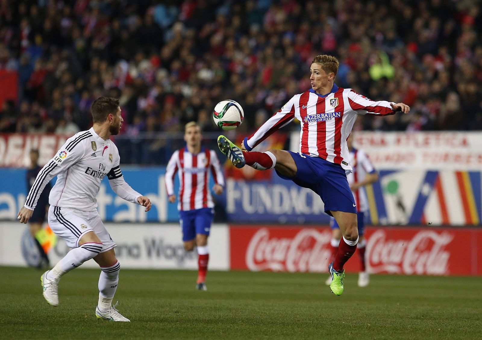 Fernando Torres trata de controlar un balón ante Sergio Ramos durante el partido.
