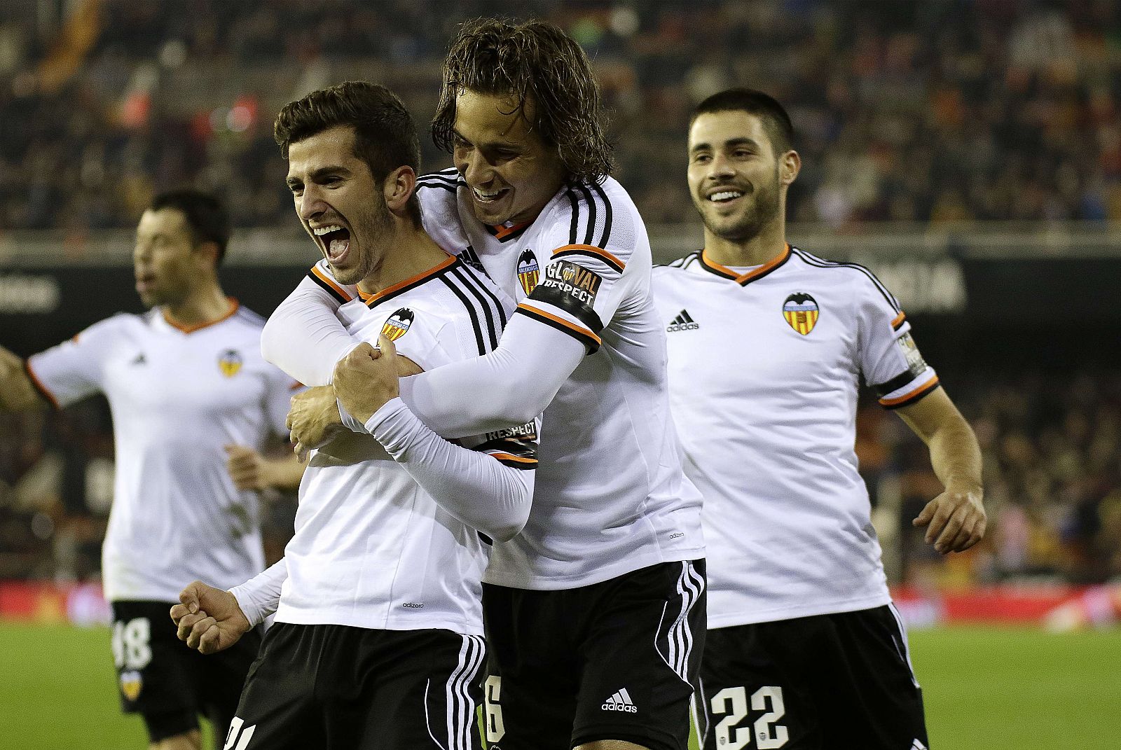 El lateral zurdo Gayá celebra el primer gol valencianista con sus compañeros.