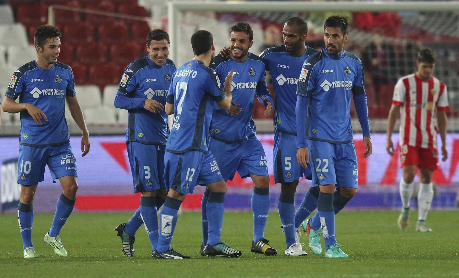 Los jugadores del Getafe celebran el primer gol.