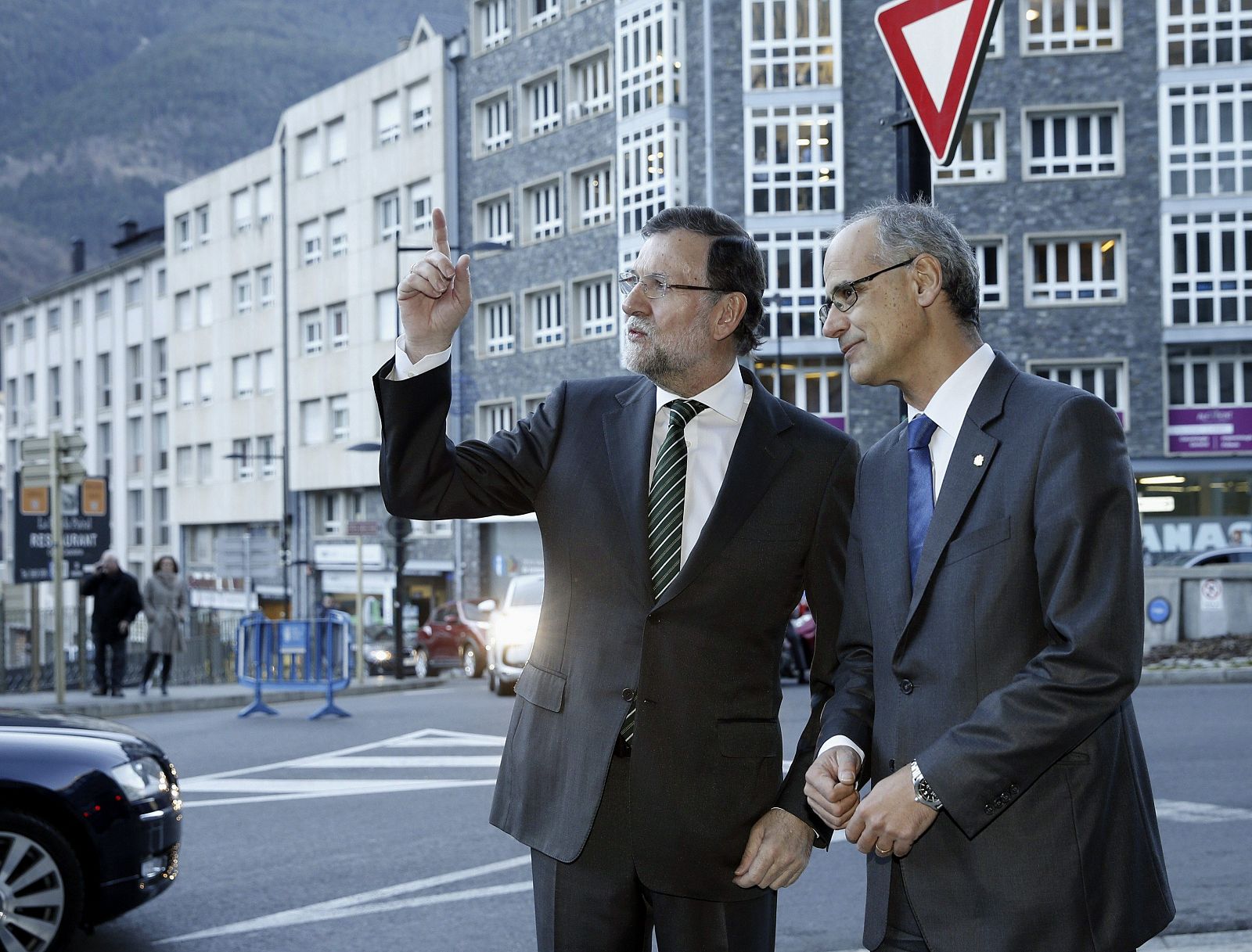 El jefe del Gobierno de Andorra, Antoni Martí, recibe al presidente del Gobierno español, Mariano Rajoy, en la primera visita oficial de un jefe del Ejecutivo español al Principado.